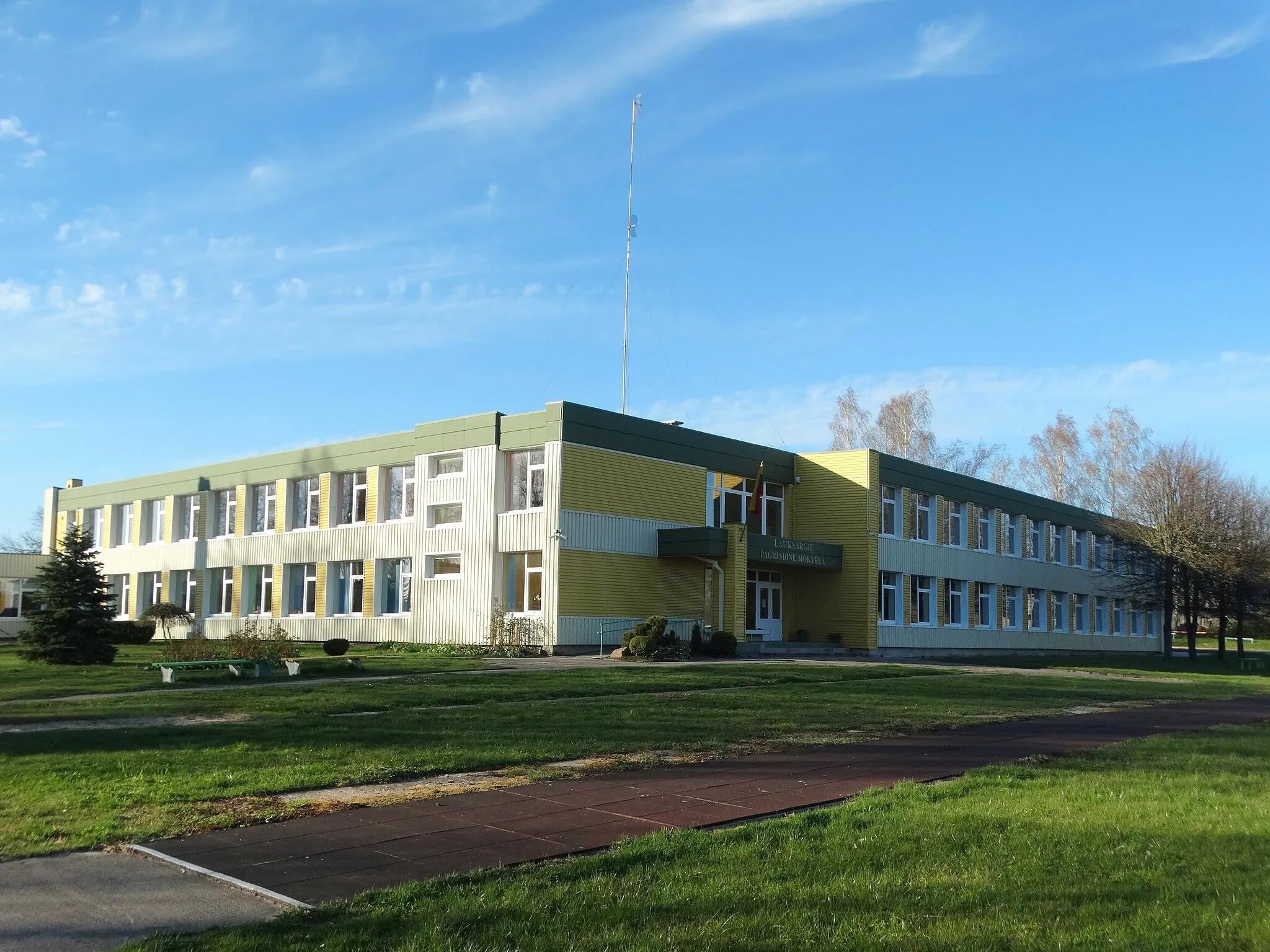 Photo showing: Lauksargiai, basic school, Tauragė district, Lithuania
