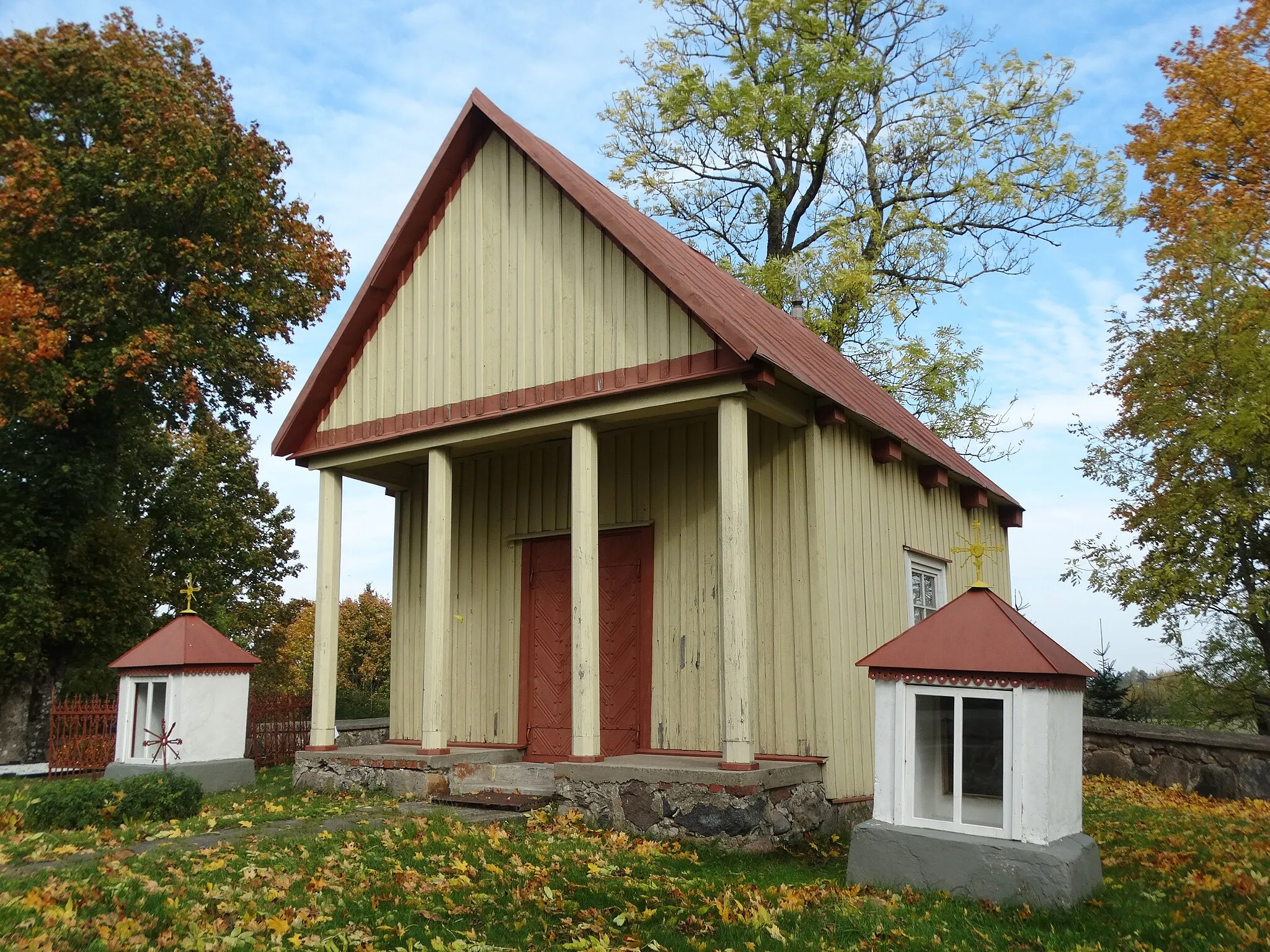 Photo showing: Curchyard chapel, Pavandenė, Telšiai District, Lithuania