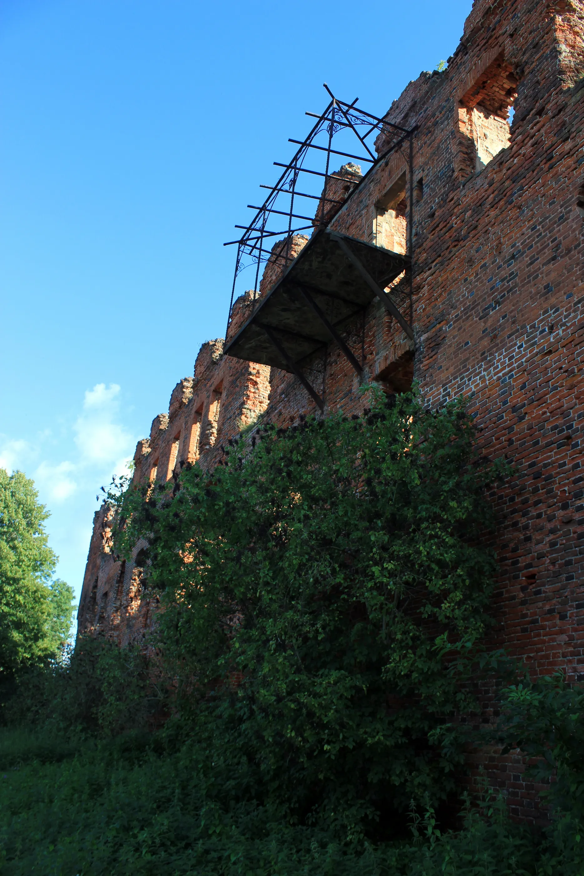 Photo showing: Ruine der Ordensburg Ragnit in Neman (früher Ragnit), Oblast Kaliningrad, Russland.