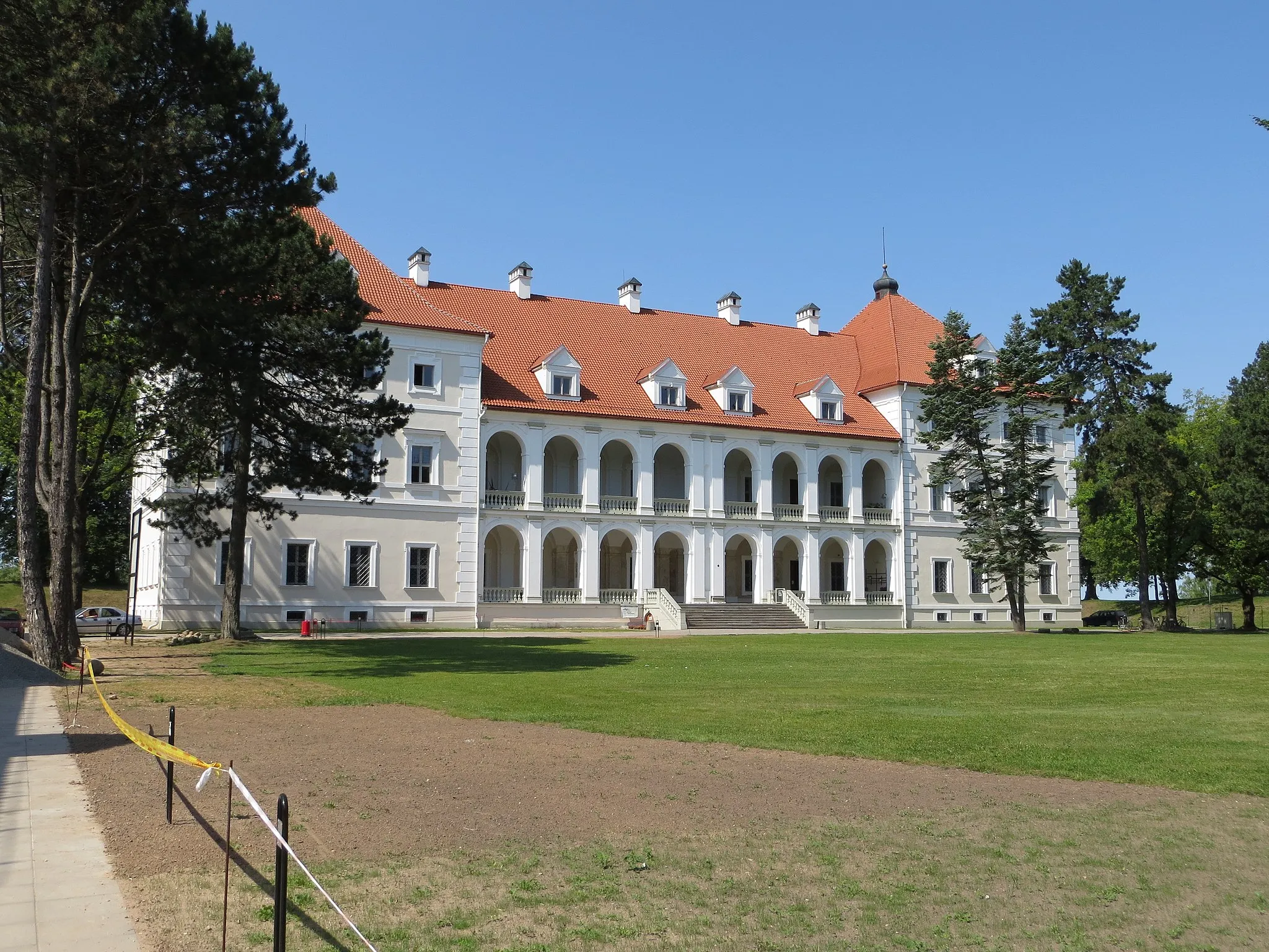 Photo showing: The beautiful white manor in the castle of Biržai, Lithuania, houses a historical museum on the first floor and a restaurant in the basement. The latter is closed on Mondays.