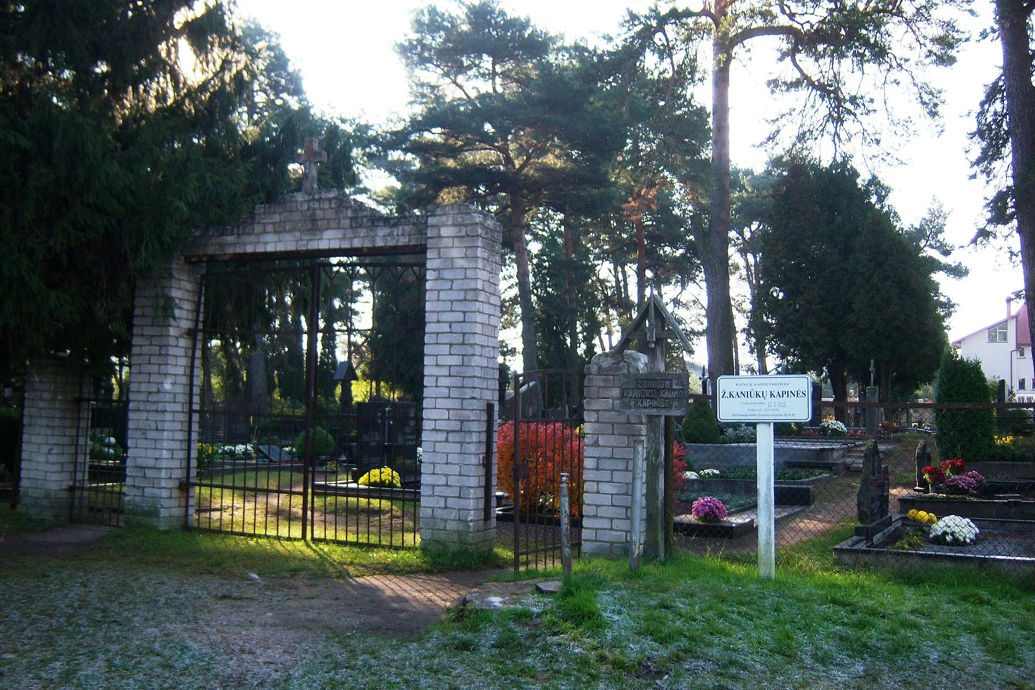 Photo showing: Žemutiniai Kaniūkai cemetery, Kaunas, Lithuania