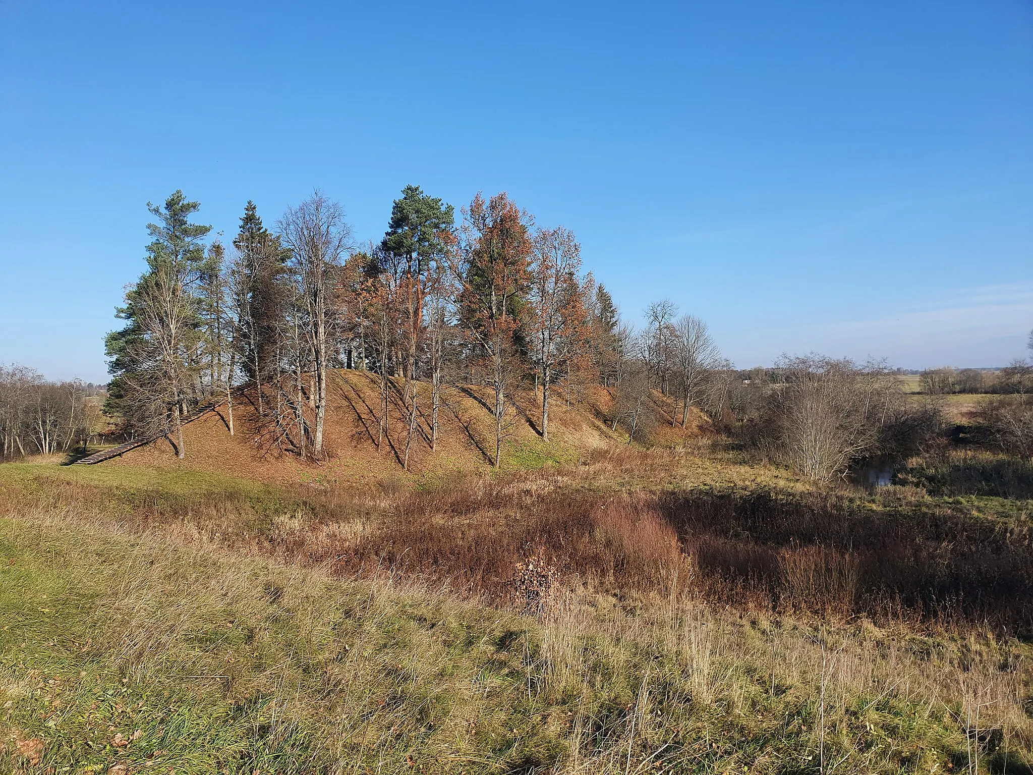 Photo showing: Rubinavas' hillfort is on opposite bank of river Lokysta, then Rubinavas itself.