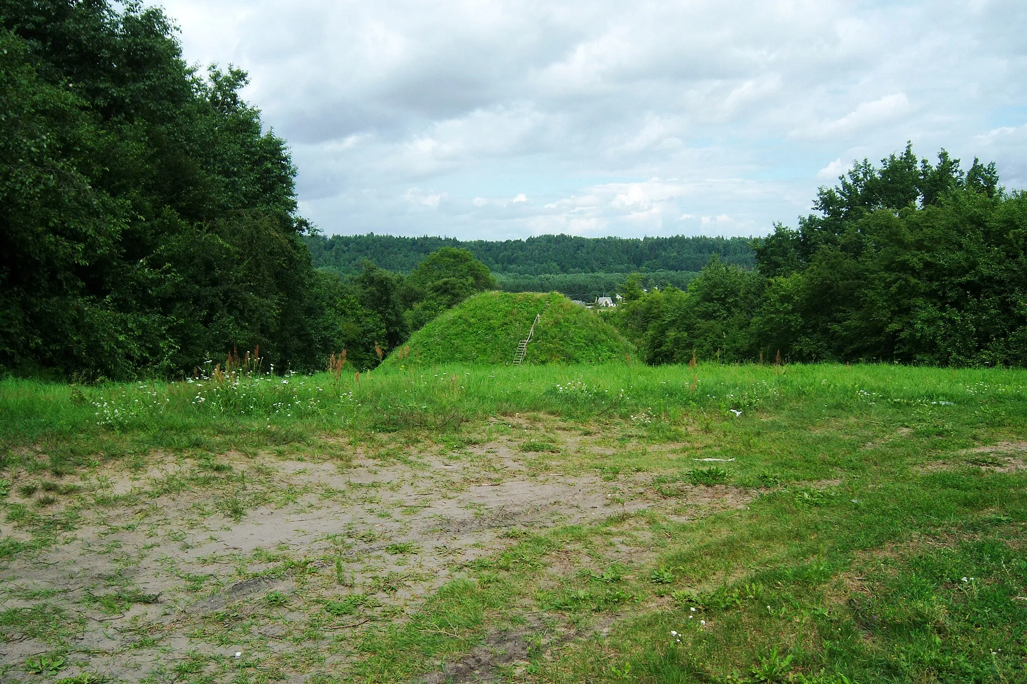 Photo showing: Pypliai hillfort, near Kačerginė, Kaunas district, Lithuania