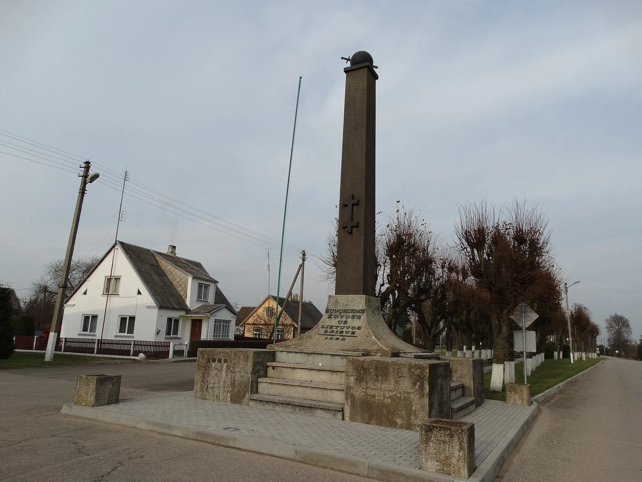 Photo showing: Independence monument, Saločiai, Pasvalys district, Lithuania