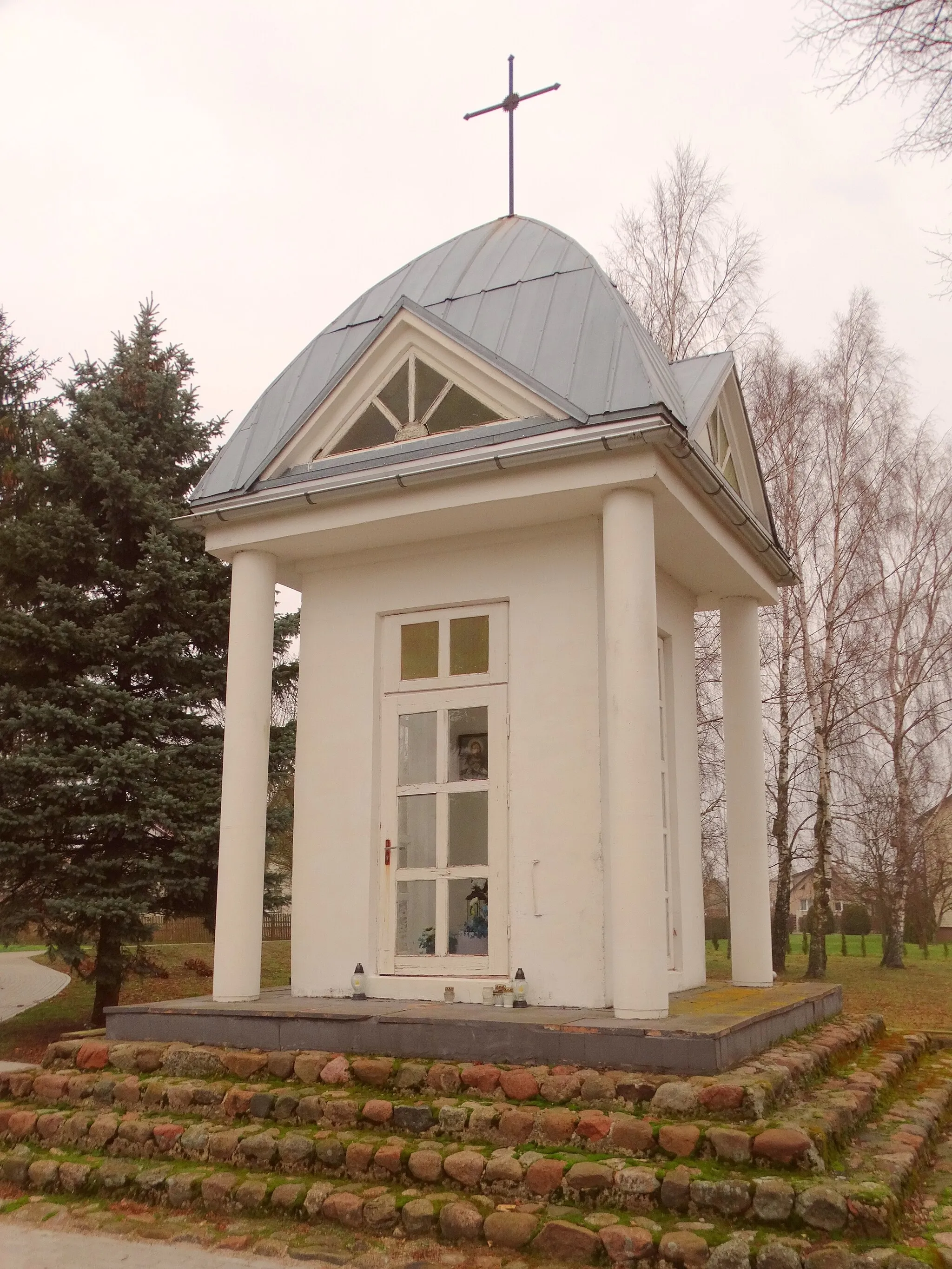Photo showing: Chapel (built by Mažeika), Rūdaičiai, Kretinga District, Lithuania