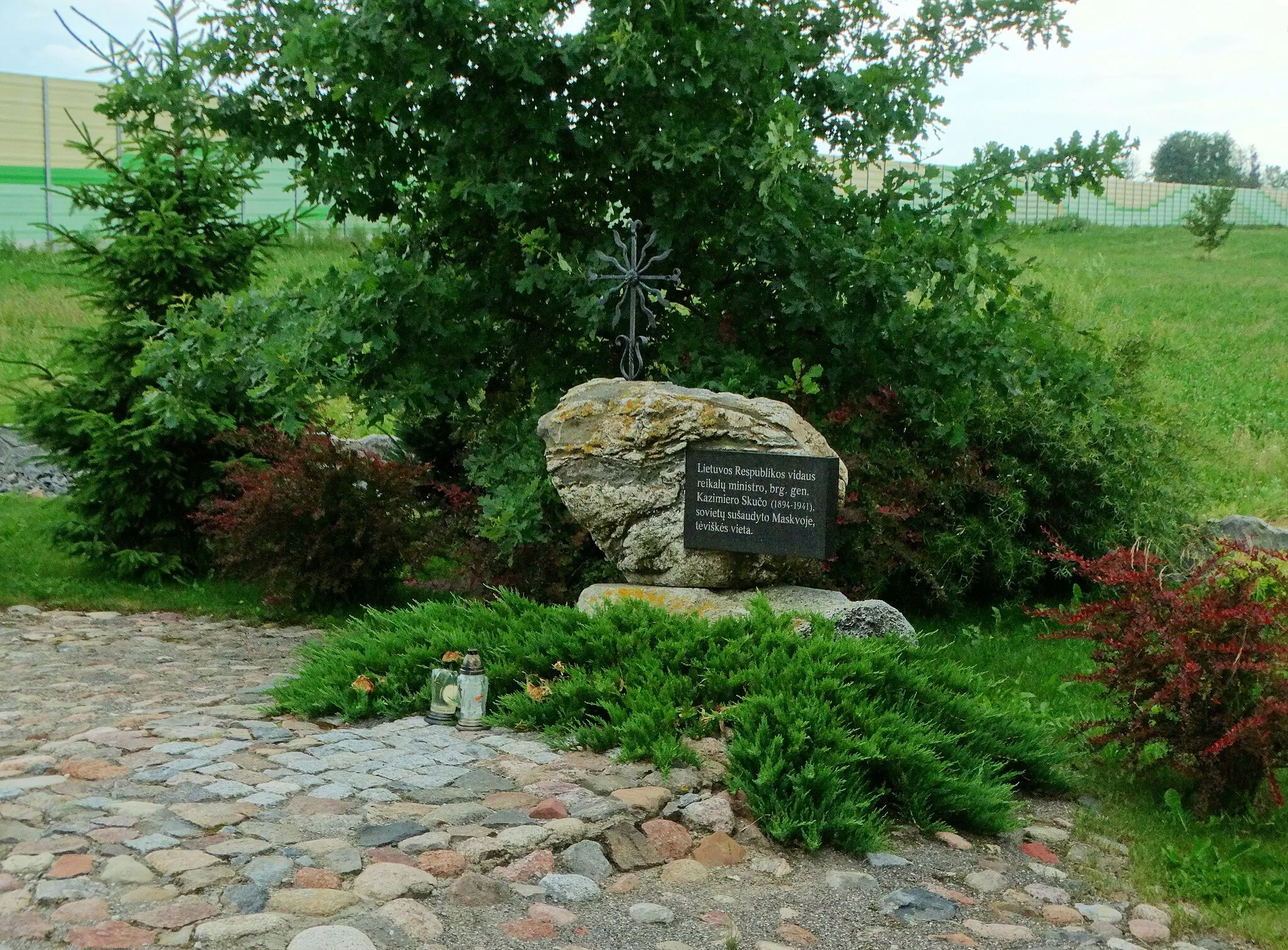Photo showing: Mauručiai, memorial stone to general Kazimieras Skučas. Prienai district, Lithuania