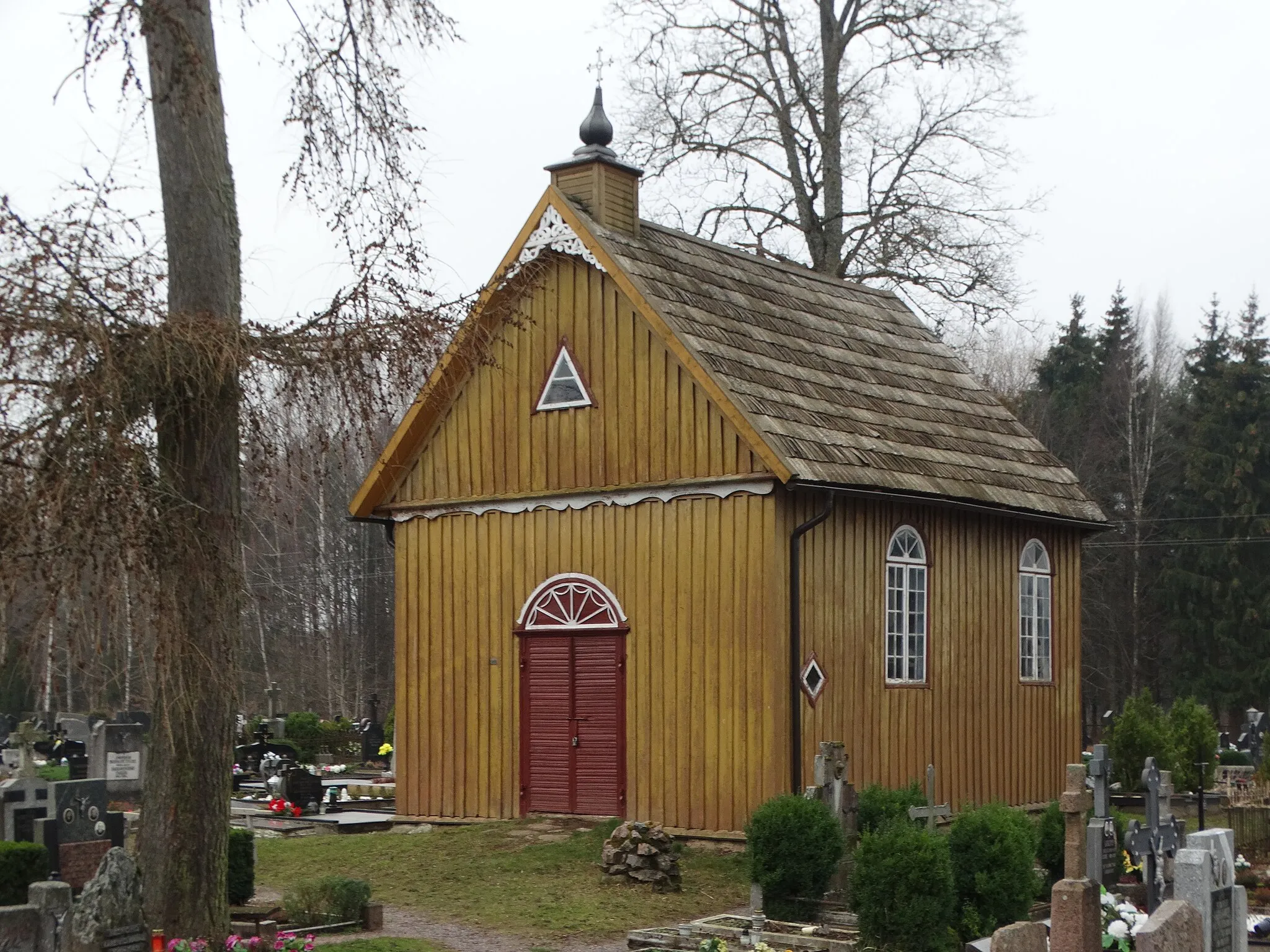 Photo showing: Cemetery chapel in Darbėnai, Kretinga District, Lithuania