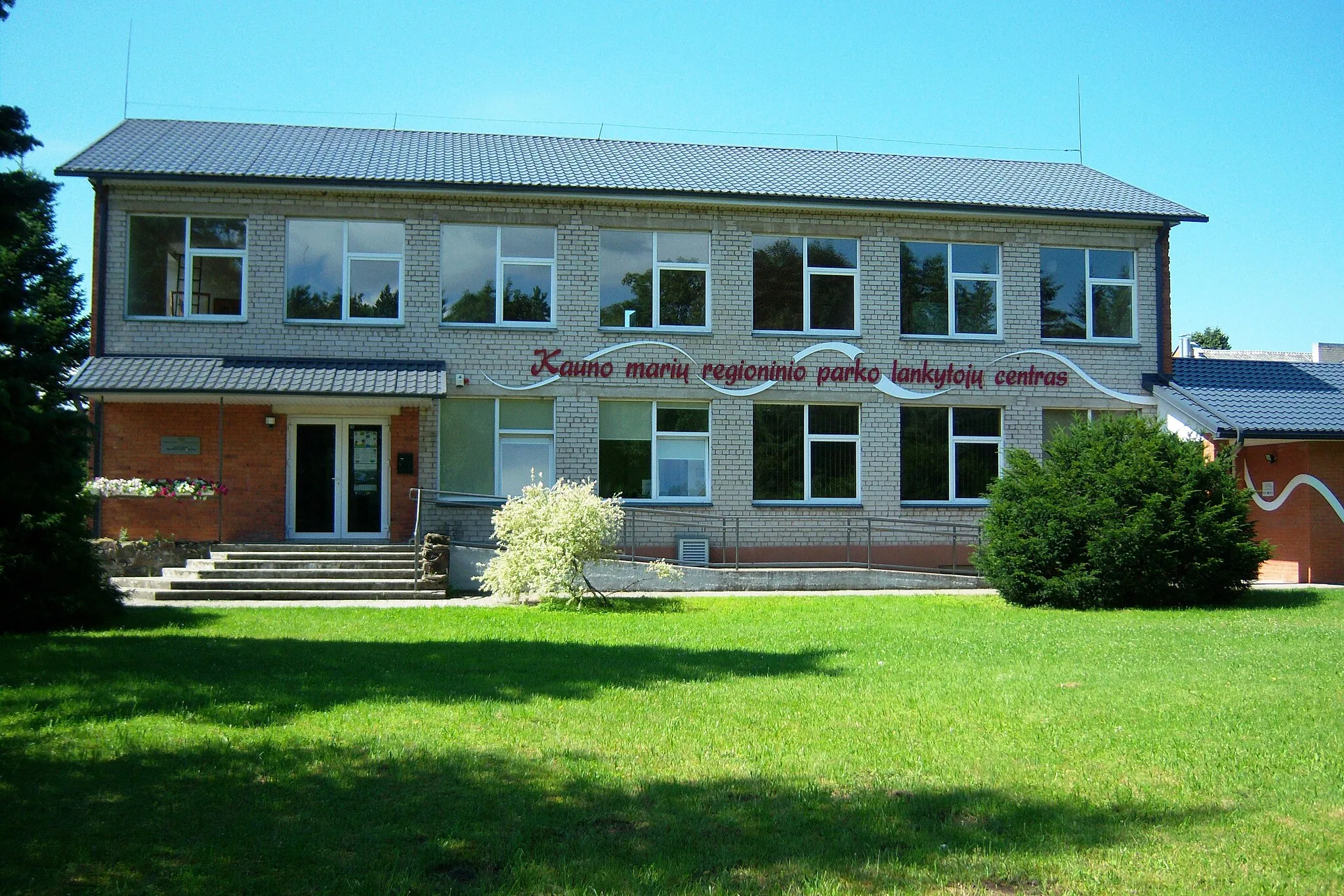 Photo showing: Kaunas Reservoir Regional Park administration (visitors' centre) in Vaišvydava, Kaunas district, Lithuania