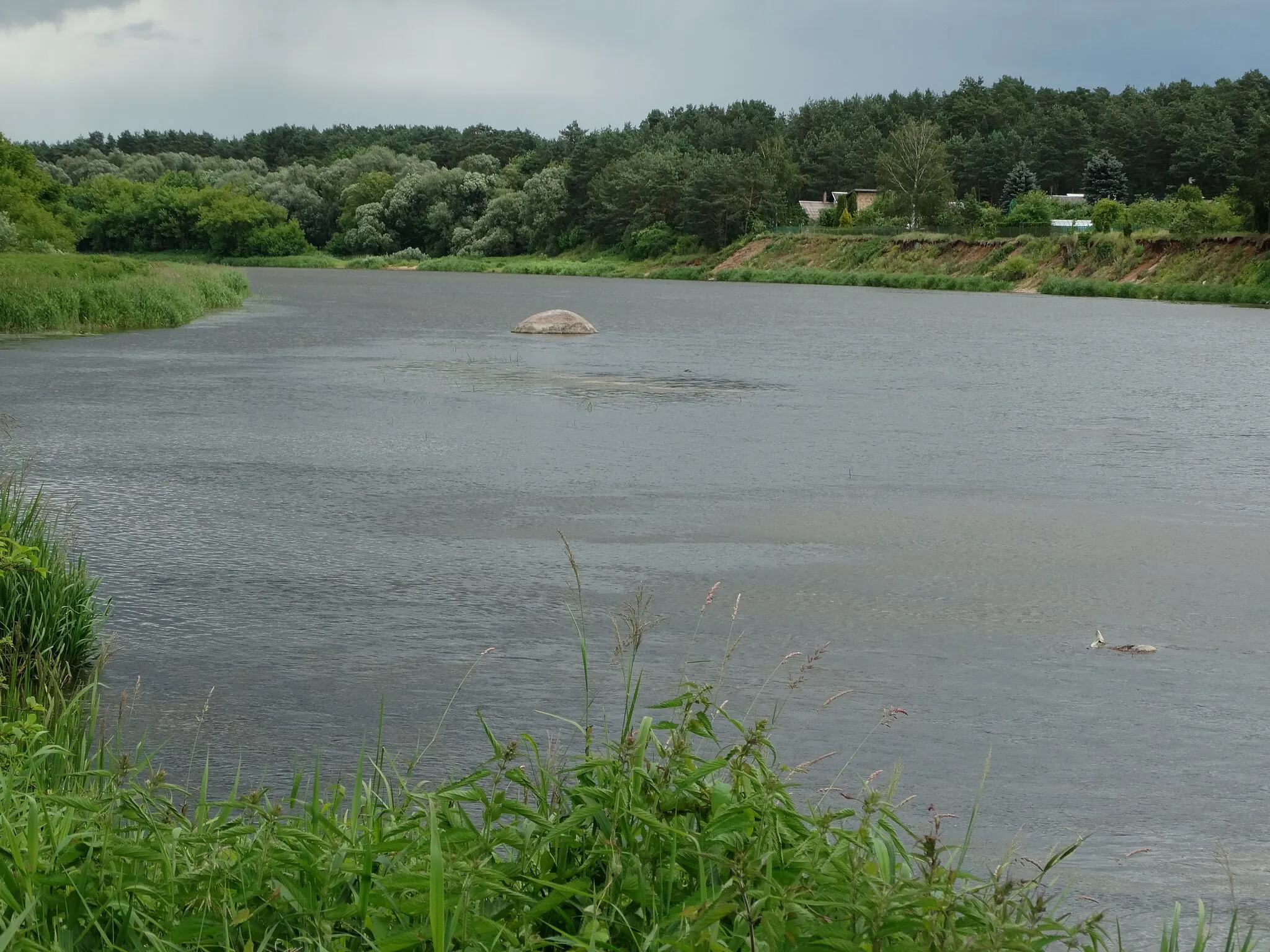 Photo showing: Boulder in Neris river, Mykoliškiai, Jonava district, Lithuania