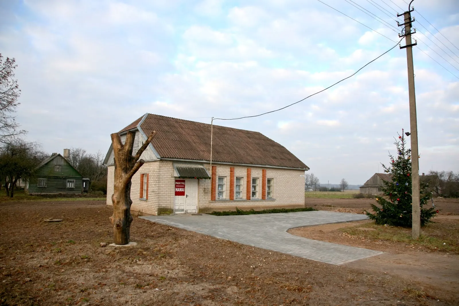 Photo showing: Paskynų bendruomenės namai. šios nuotraukos autorius E.Giedraitis leidžia naudoti nuotrauką be apribojimų, taip pat ir komerciniais tikslais