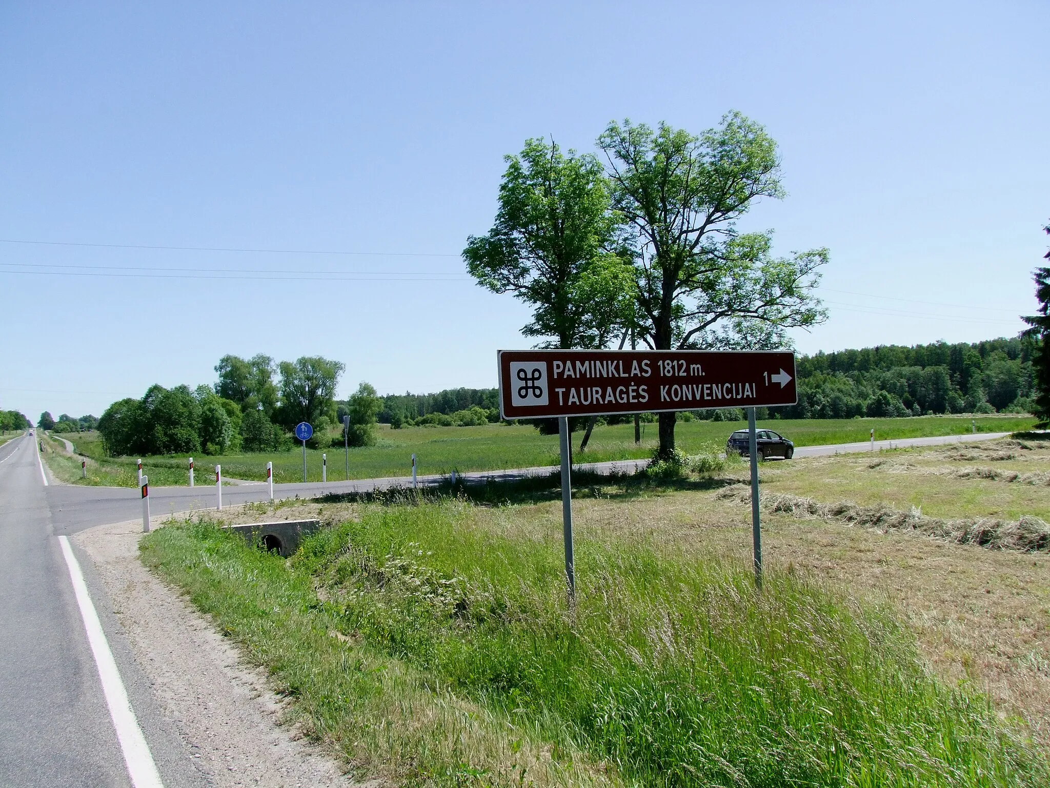 Photo showing: The site is easily accessible from the A12 South of Tauragė, Lithuania, on an newly signposted and asphalted road starting at (55.2357, 22.2281).