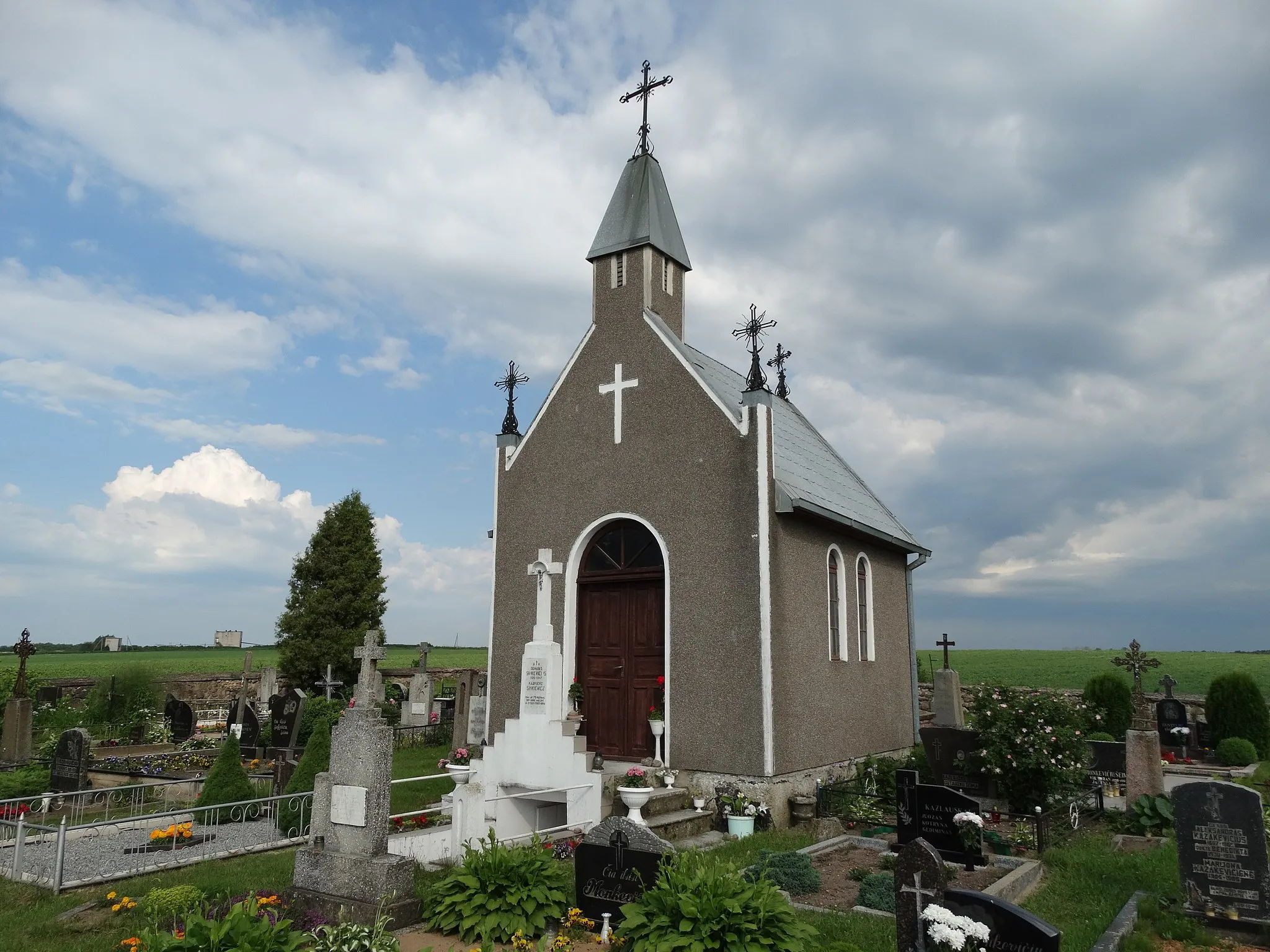 Photo showing: Cemetery chapel in Lukšiai (Jonava), Lithuania