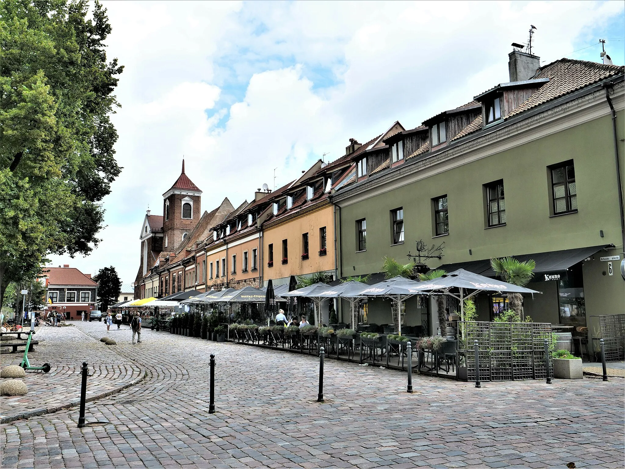 Photo showing: Altstadtansicht Kaunas mit St. Peter und Paul im Hintergrund (Juli 2022)