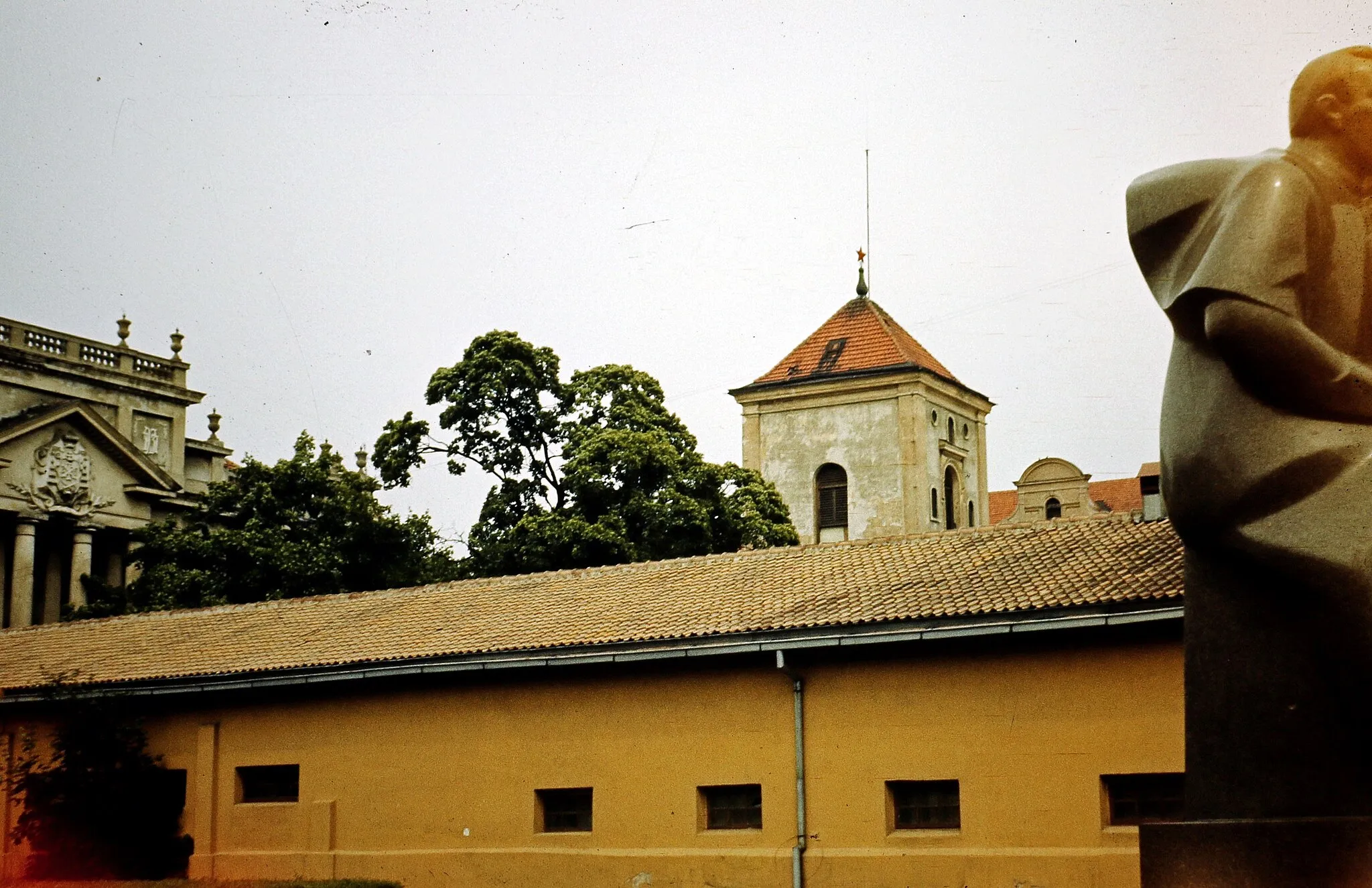 Photo showing: Altstadt Kaunas, August 1980
Umgewandelte Kirche in Kaserne (siehe Roter Stern auf dem Dach)