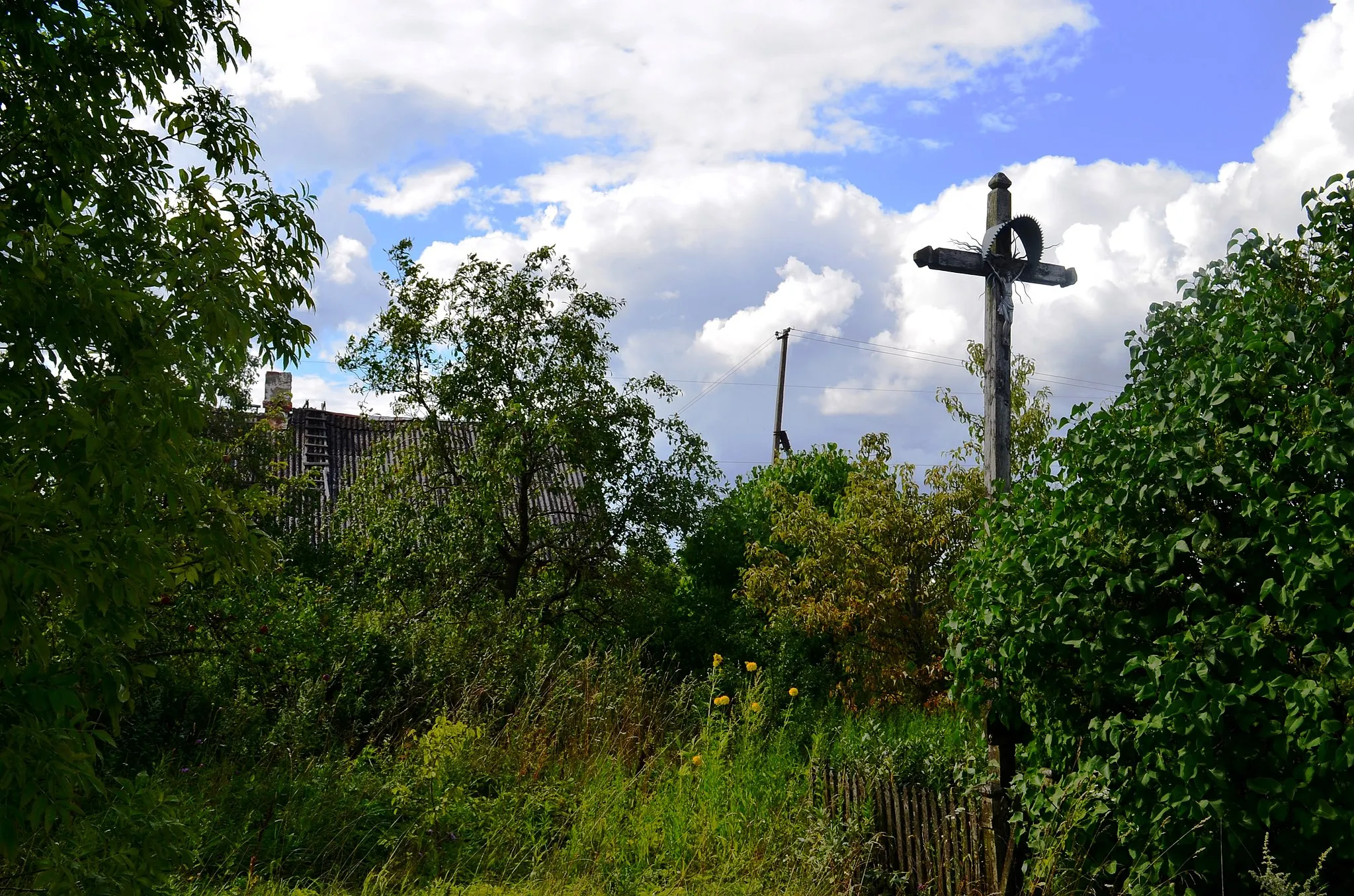 Photo showing: Kryžius prie sodybos, Ledai, Kėdainių raj.