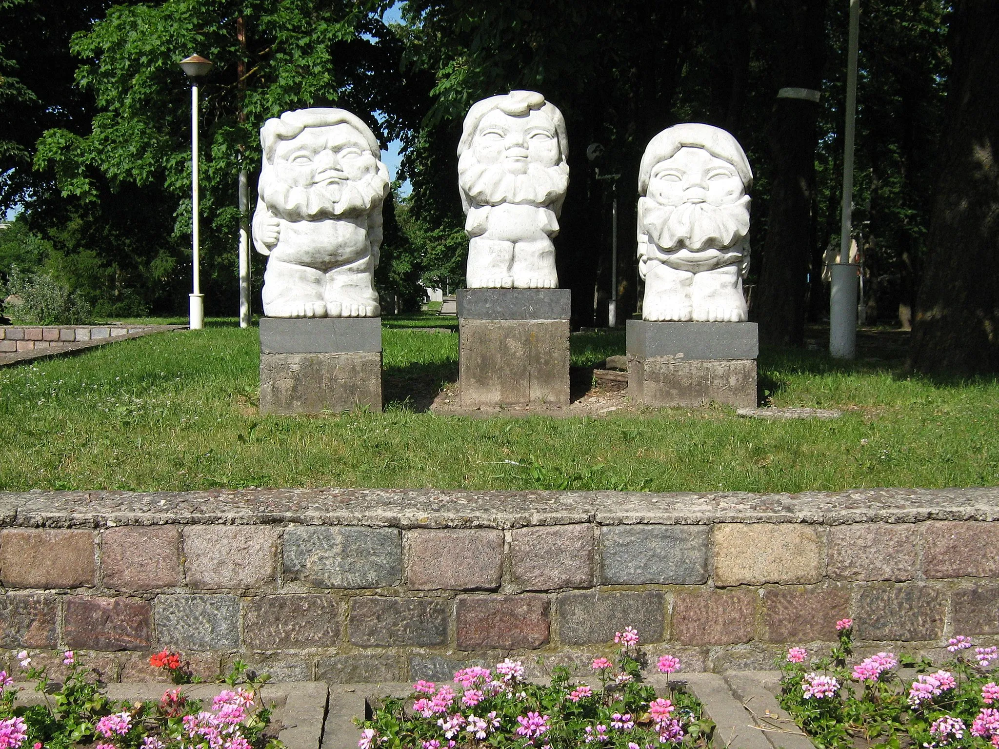 Photo showing: Skulptūra „Trys nykštukai“.