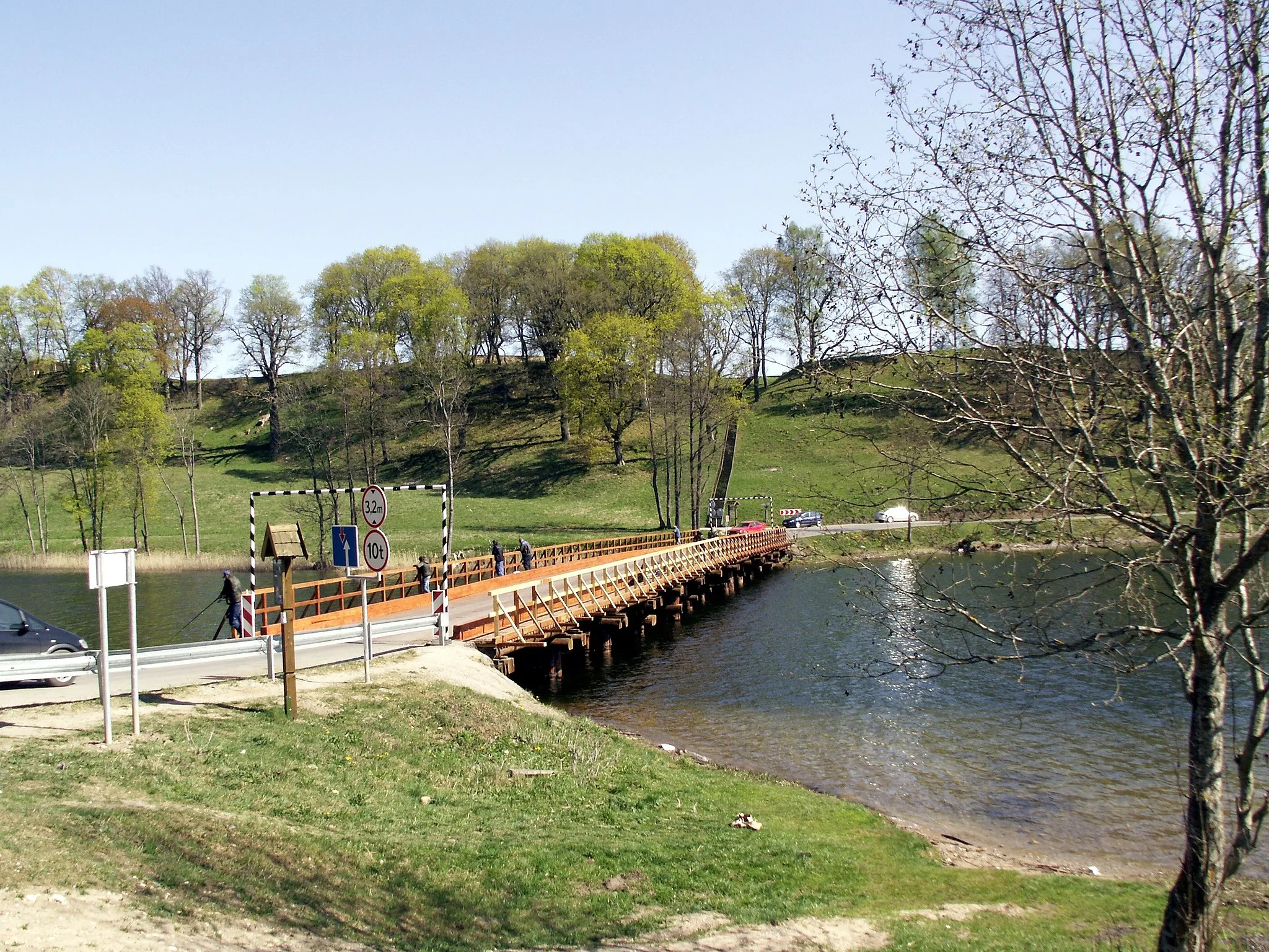 Photo showing: Bridge and ruins of Dubingiai castle, Lithuania