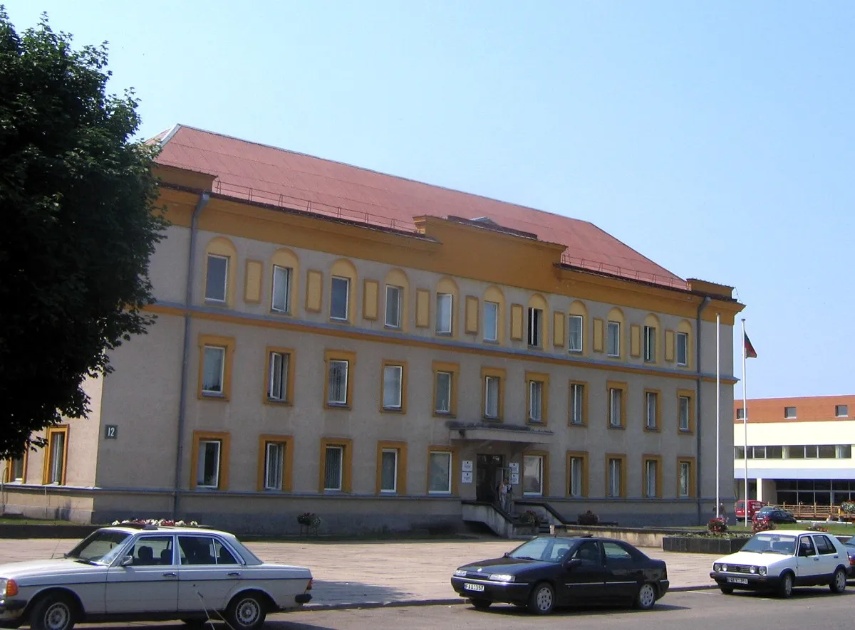 Photo showing: Autoriaus nuotrauka. 2006.07.11. Varėnos savivaldybės pastatas