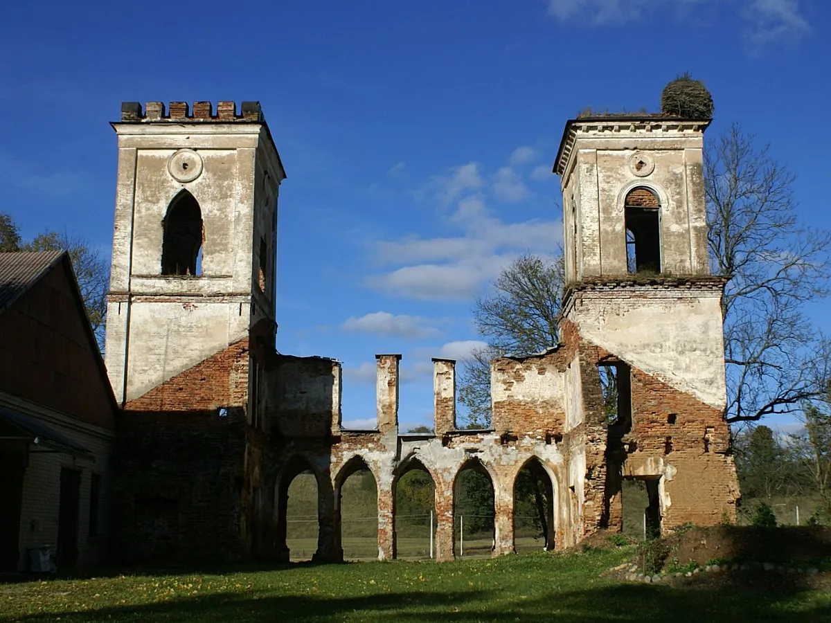 Photo showing: Ruins in Komars' Palace in Palėvenė (Paulianka)