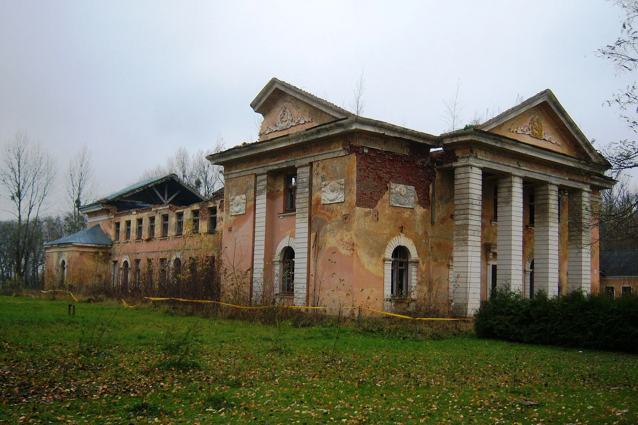 Photo showing: The former Soviet army club in Linksmakalnis, Kaunas District. Lithuania