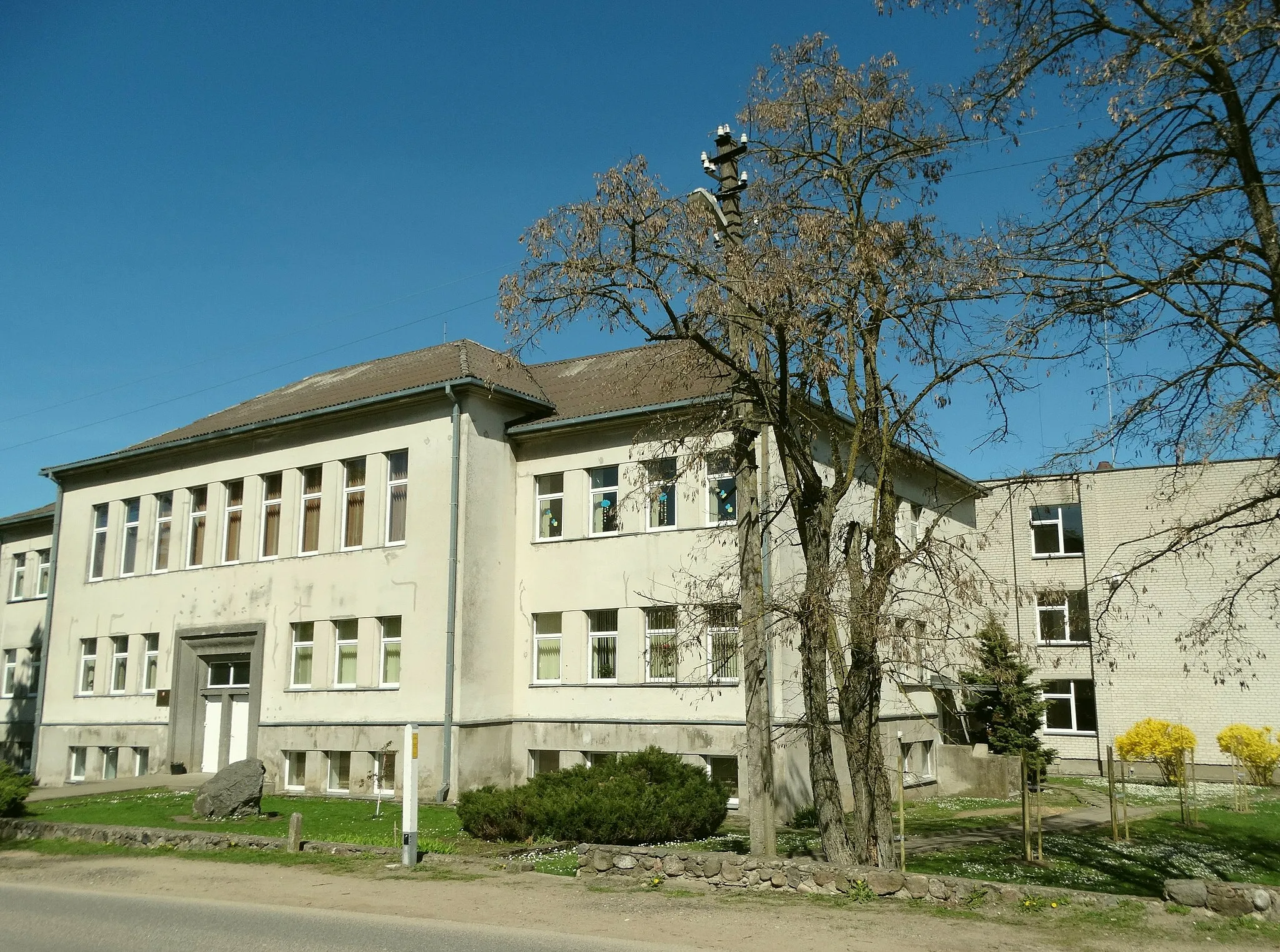 Photo showing: Onuškis, gymnasium, Trakai District, Lithuania