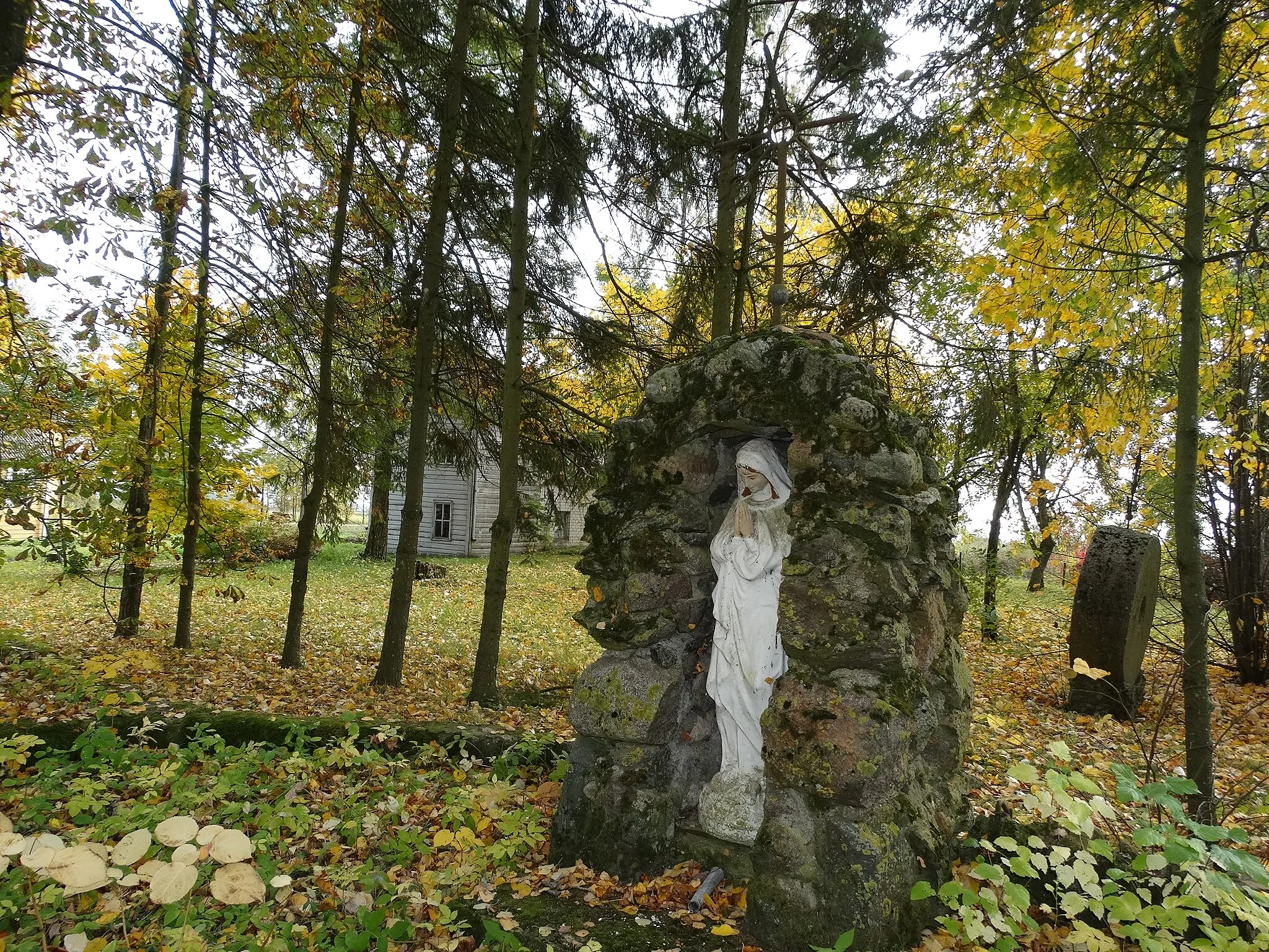 Photo showing: Statue of Mary, church in Valakbūdis, Šakiai District, Lithuania