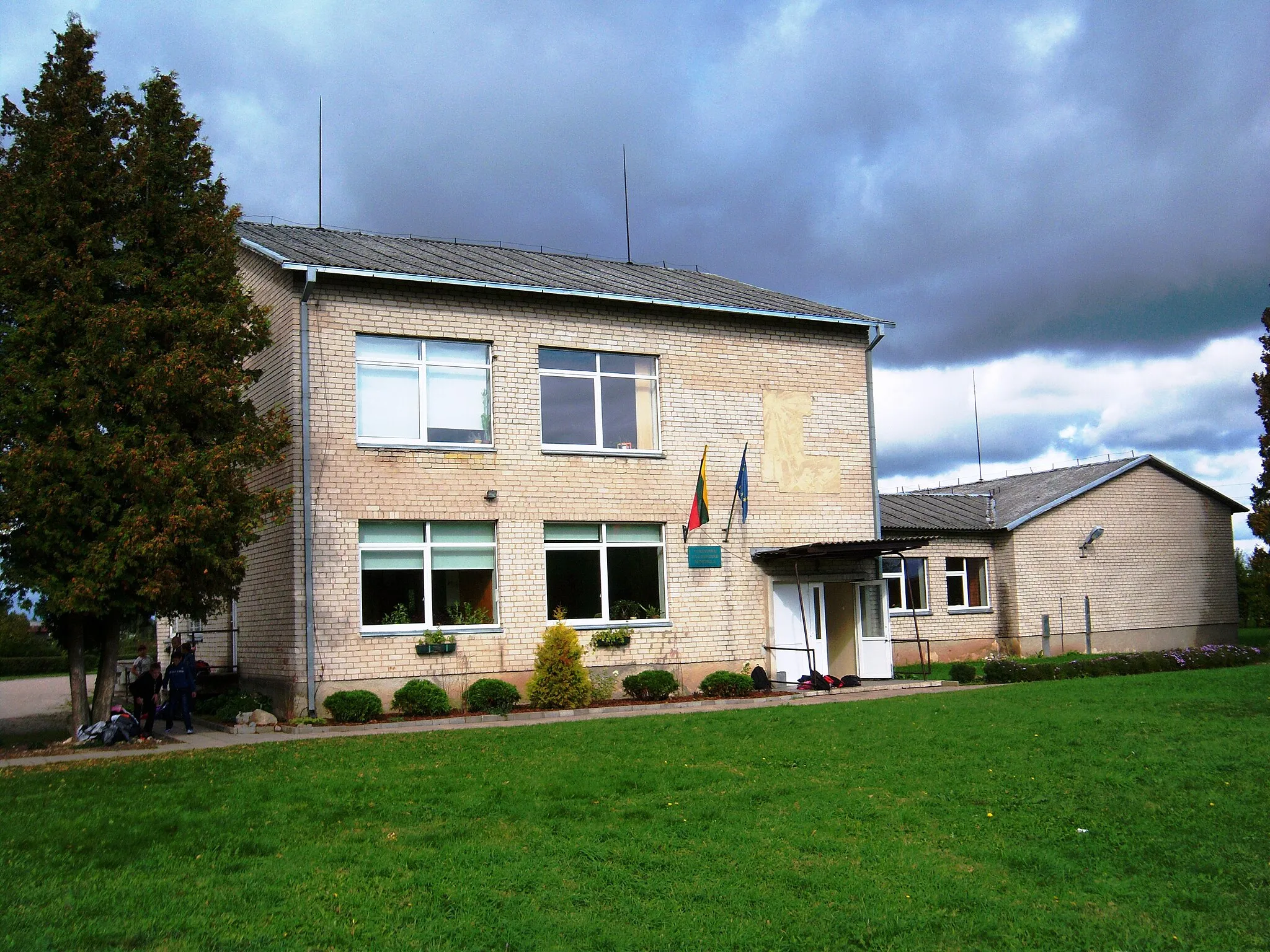 Photo showing: Main school in Girininkai, Kaunas District, Lithuania