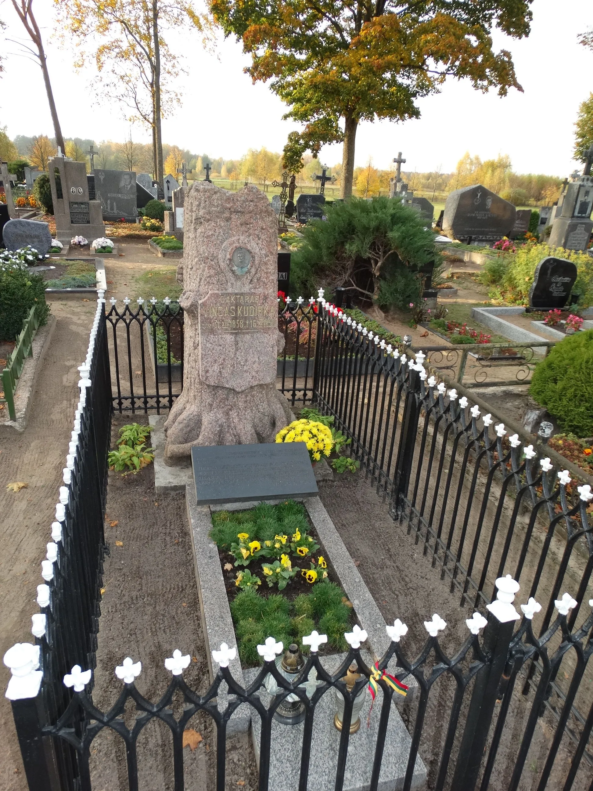 Photo showing: Tomb of Vincas Kudirka, Kudirkos Naumiestis, Lithuania