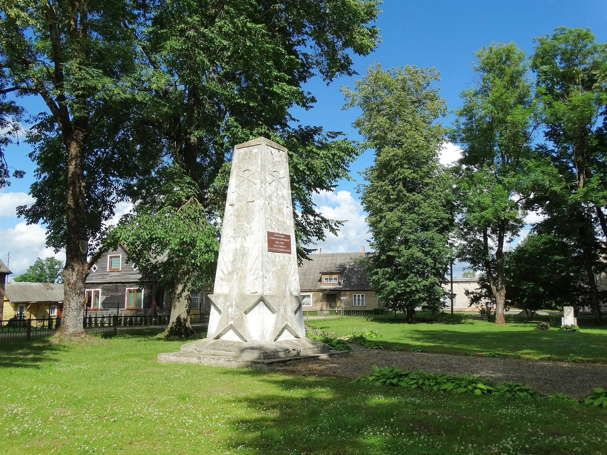 Photo showing: Monument to Soviet soldiers, Pumpėnai, Pasvalys District, Lithuania