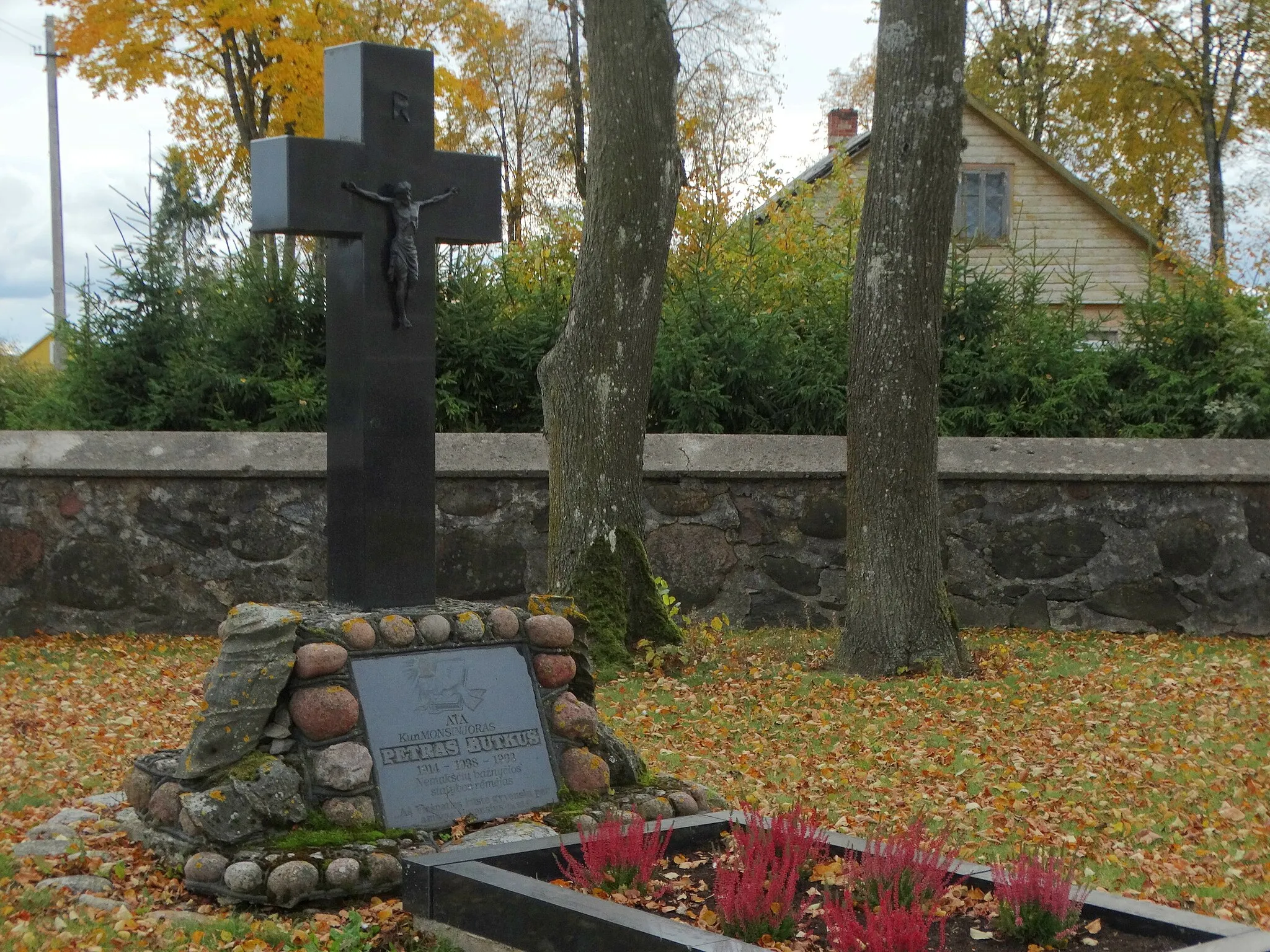 Photo showing: Nemakščiai, tomb of Petras Butkus by church, Raseiniai district, Lithuania