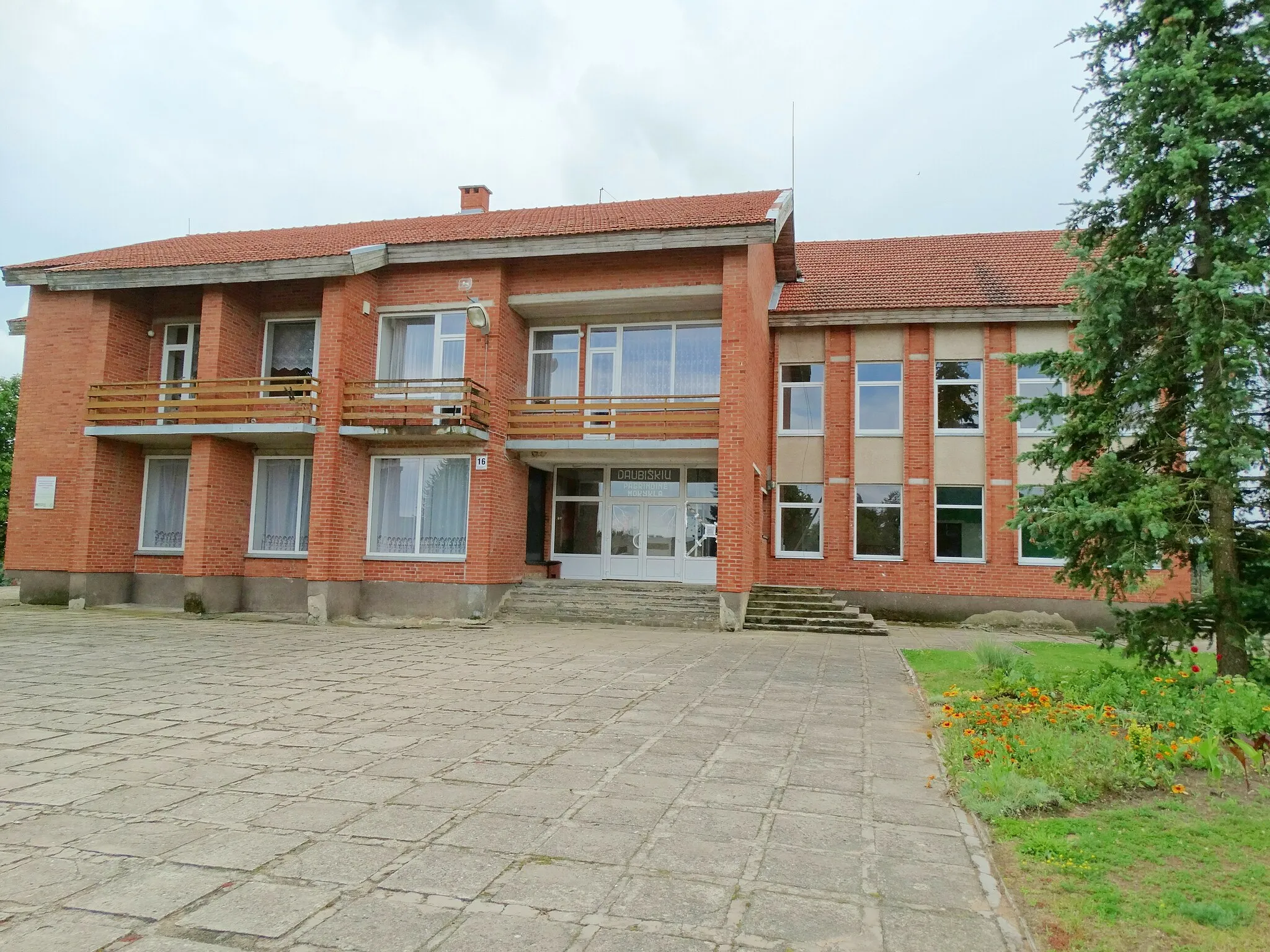 Photo showing: Daubiškiai Basic School in Palnosai, Mažeikiai district, Lithuania