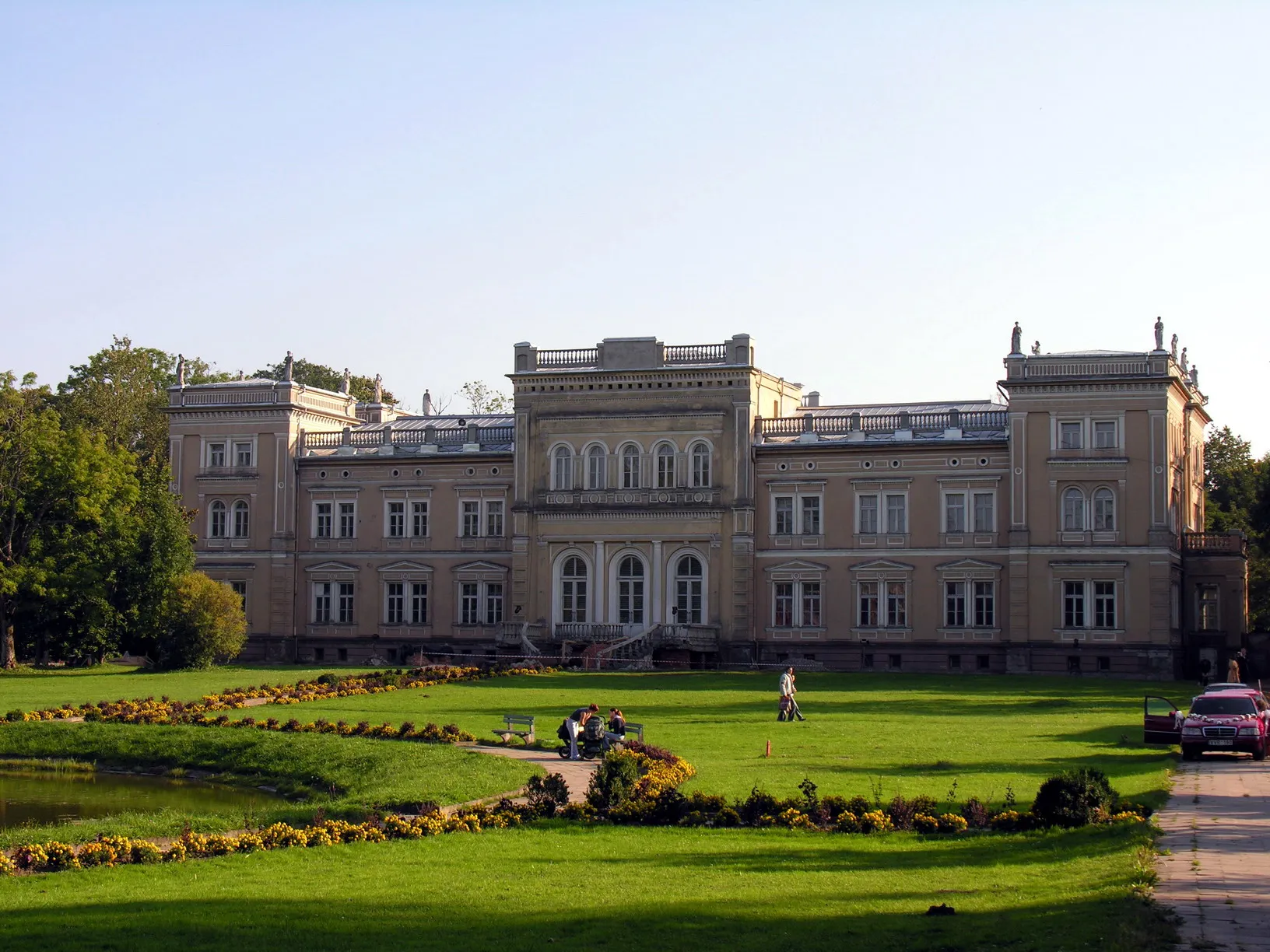 Photo showing: Plunge
Uoginskiū dvara rūmā, dabā čė yr muziejos

Puortegrapėjė Algėrda, 2005 m. rugsiejė 24 d., Žemaitėjė