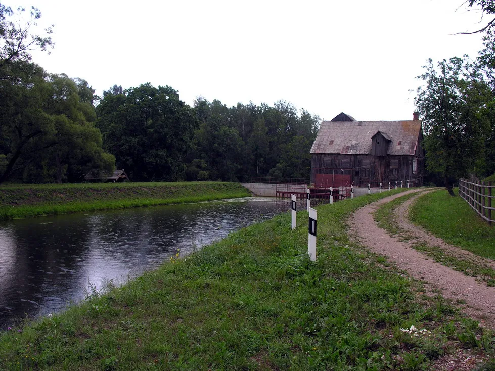 Photo showing: Gudai, Mažeikių raj., Viekšnių seniūnija
Buv. Gudų malūnas, dabar Gudų HE

Foto: Algirdas, 2006 m. rugpjūčio 15 d., Lietuva