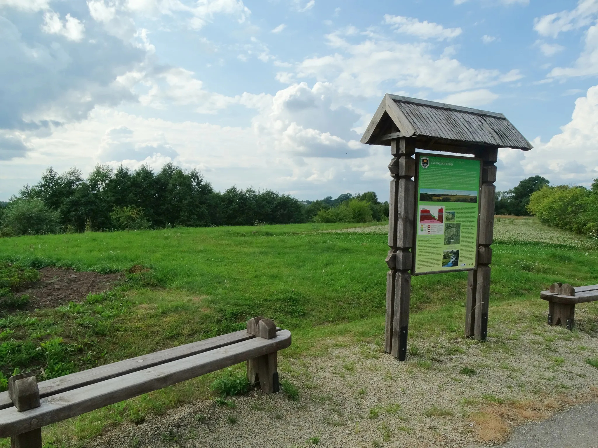 Photo showing: Raudonskardis outcrop, Papilė, Akmenė district, Lithuania