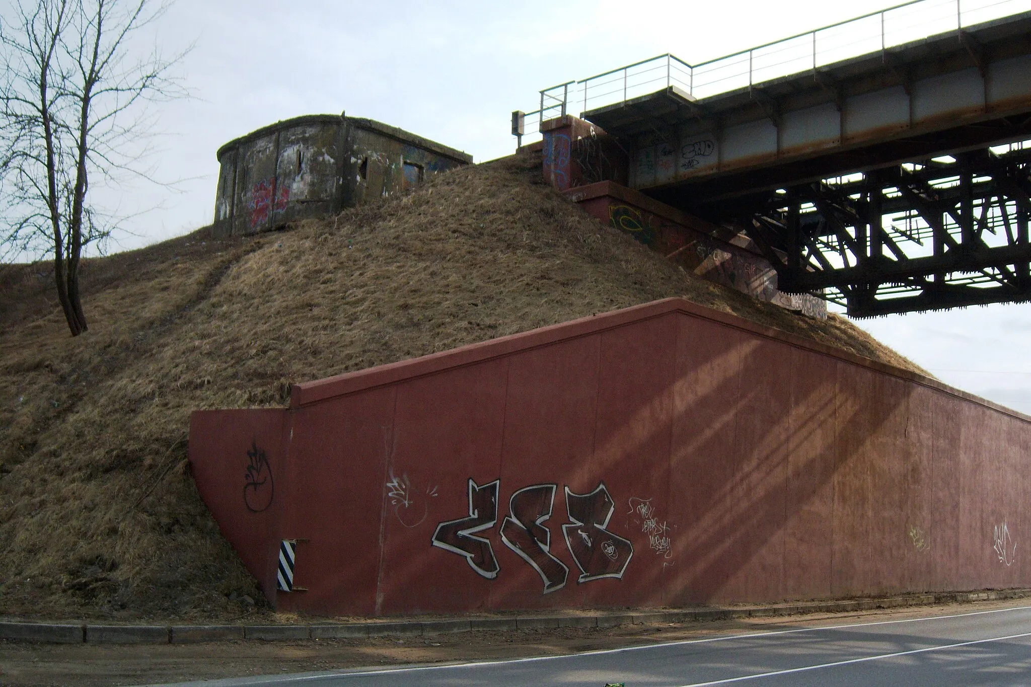 Photo showing: Reinforced shelter by the railway bridge over Nėris river in Jonava, Lithuania