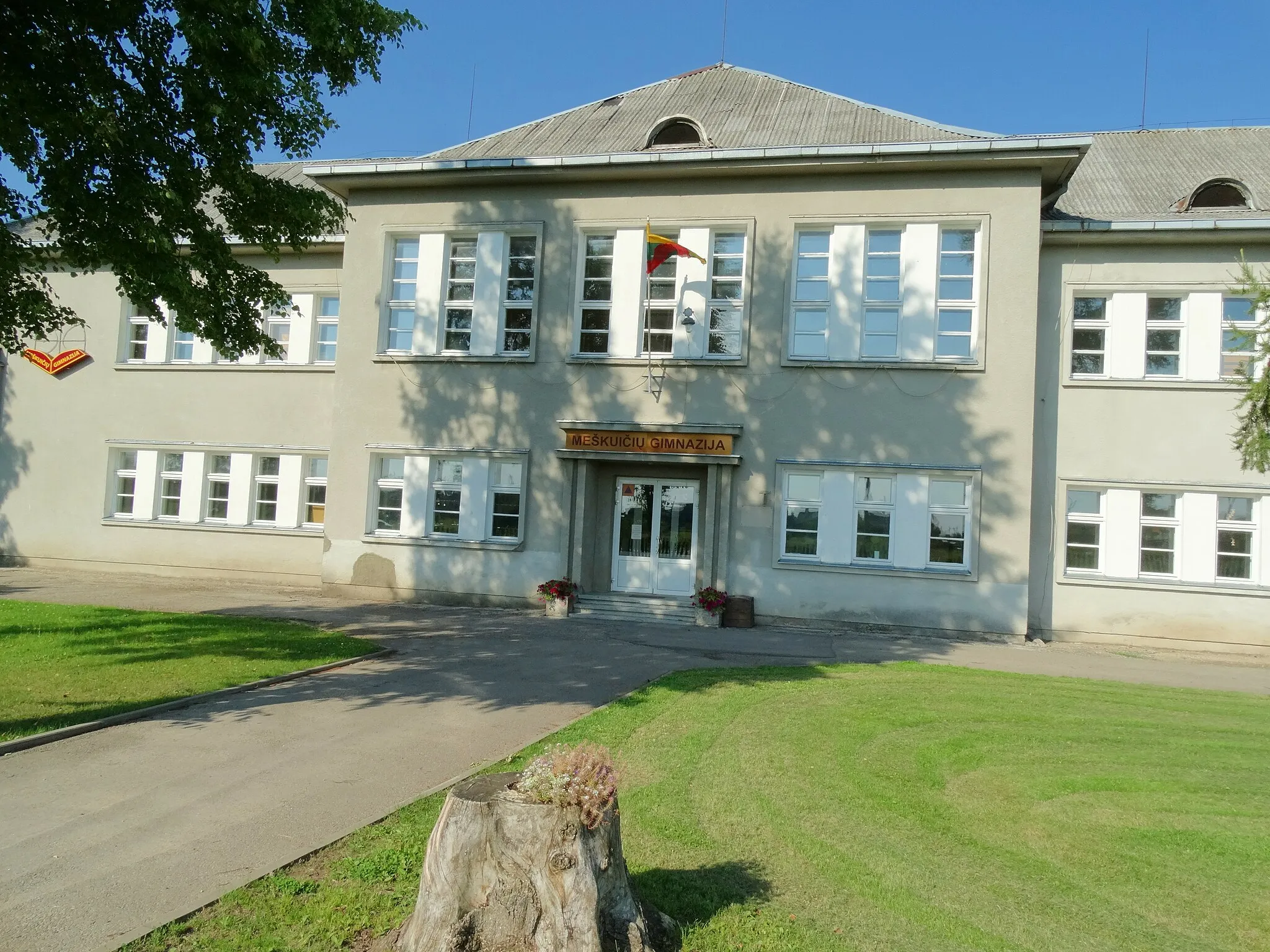 Photo showing: Gymnasium, Meškuičiai, Šiauliai district, Lithuania