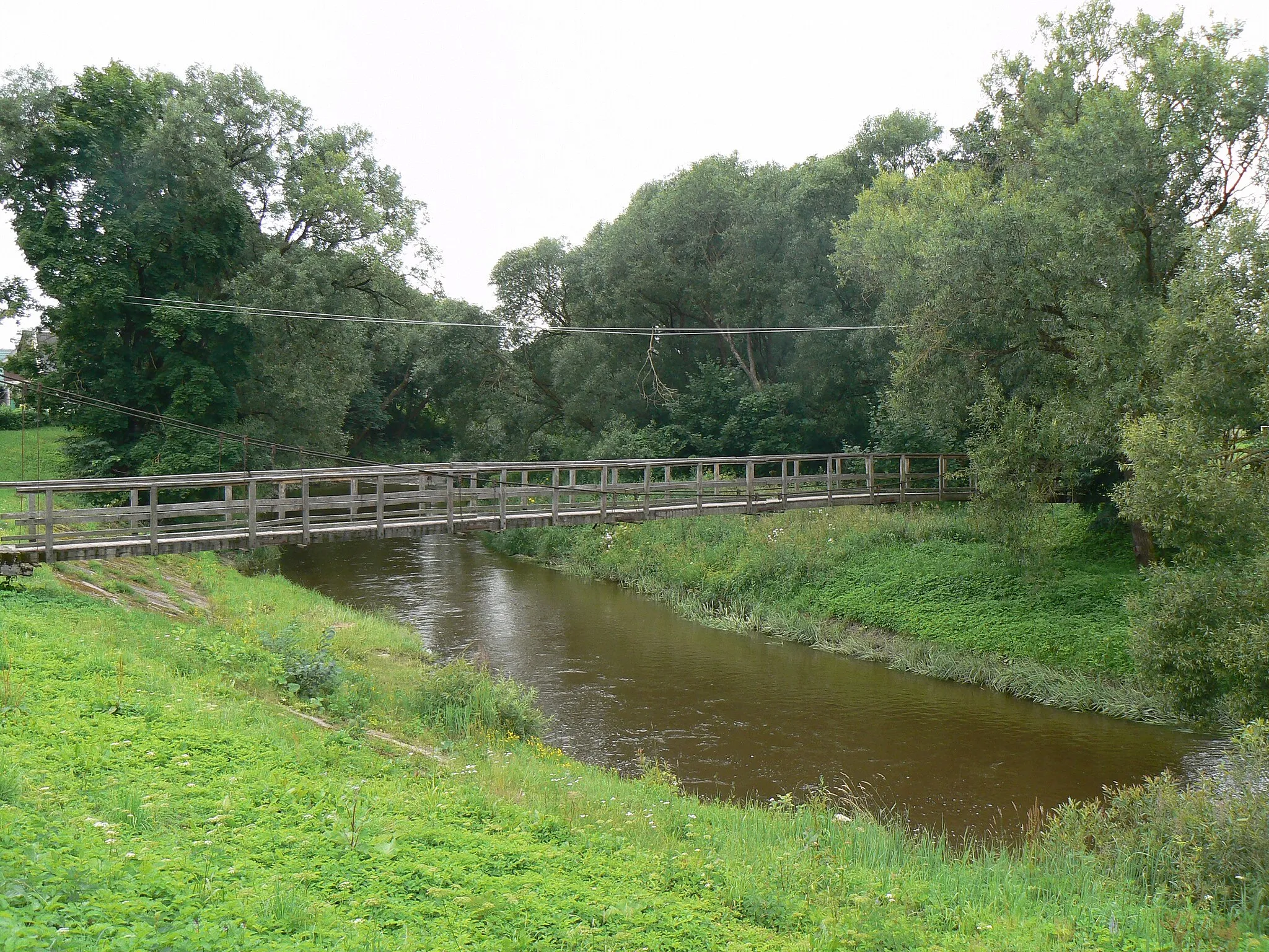 Photo showing: Dřevěná lávka přes řeku Akmena v Pagramantisu pod Pagramantiským piliakalnisem (hradištěm).