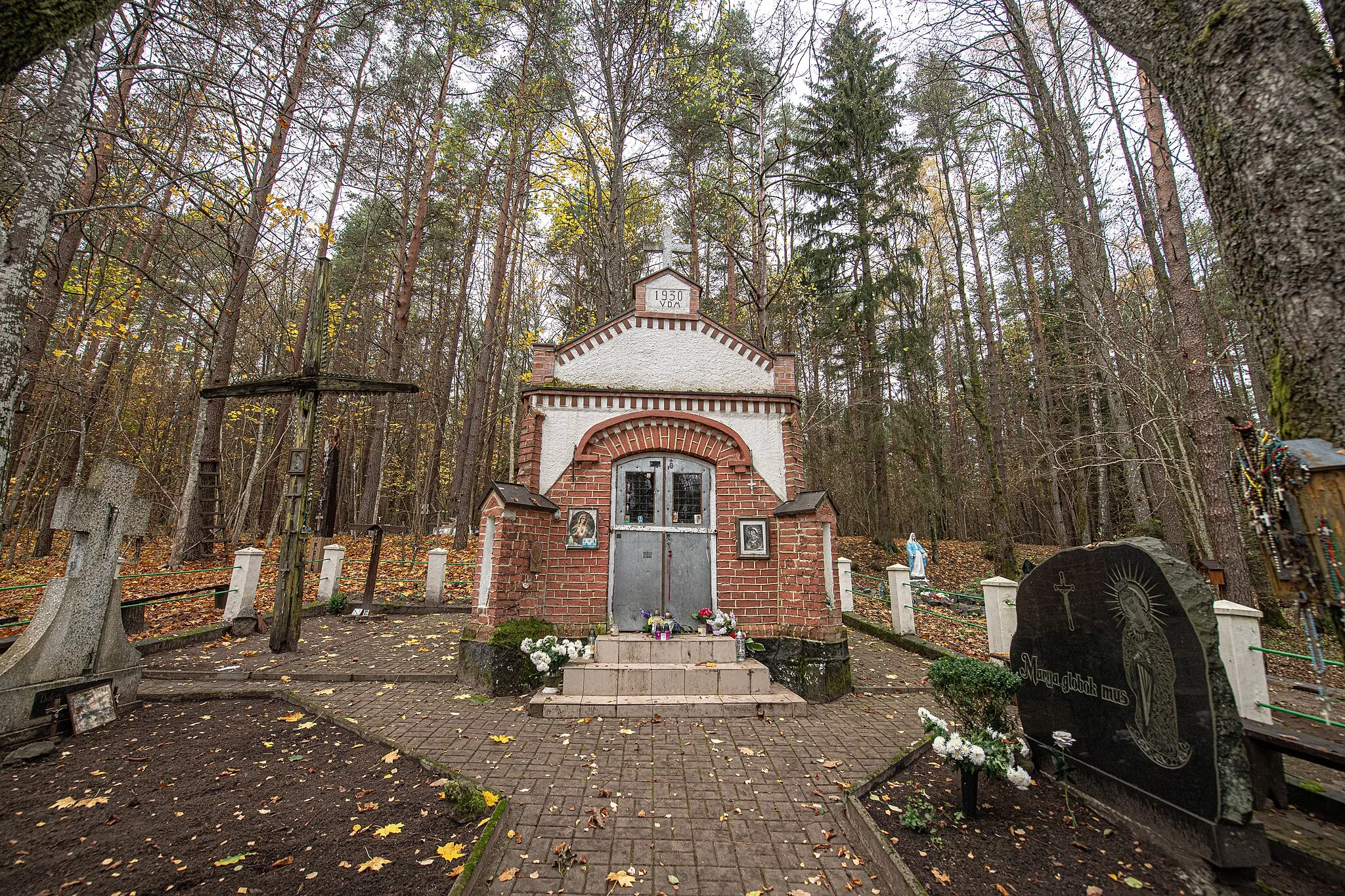 Photo showing: Erškėtynas Stream and Chapel