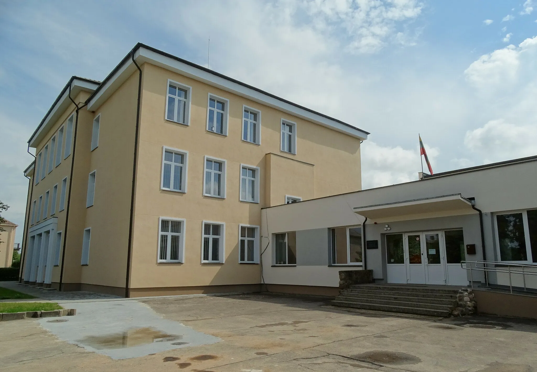 Photo showing: Gymnasium, Venta, Akmenė district, Lithuania