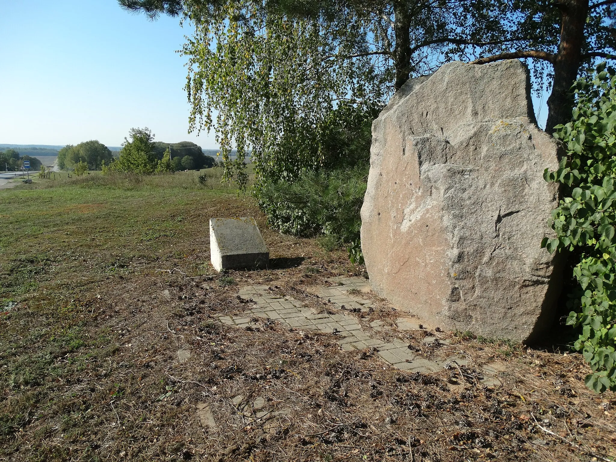 Photo showing: Kalnujai, wayside stone, Raseiniai district, Lithuania