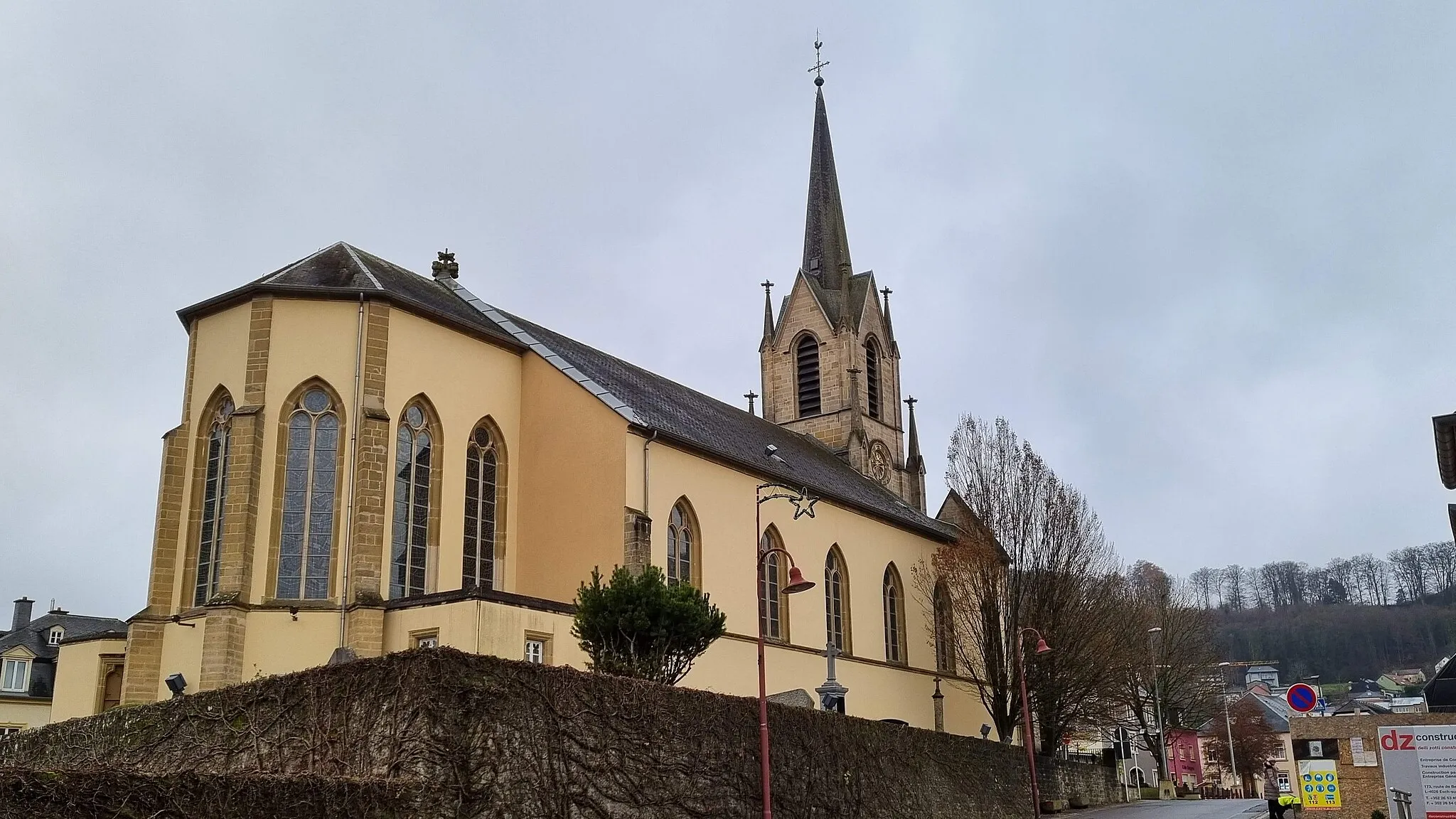 Photo showing: Steinsel, vue sur le mur du cimetière et l'Église de la Chaire-de-Saint-Pierre.
