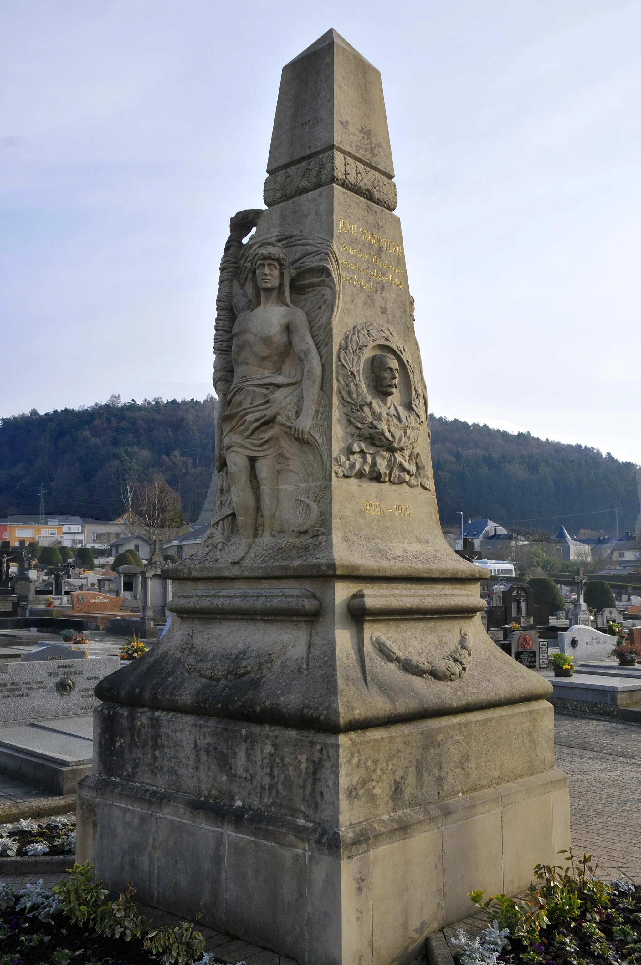 Photo showing: D'Graf an d'Monument vum Jean Schortgen um Téitenger Kierfecht.