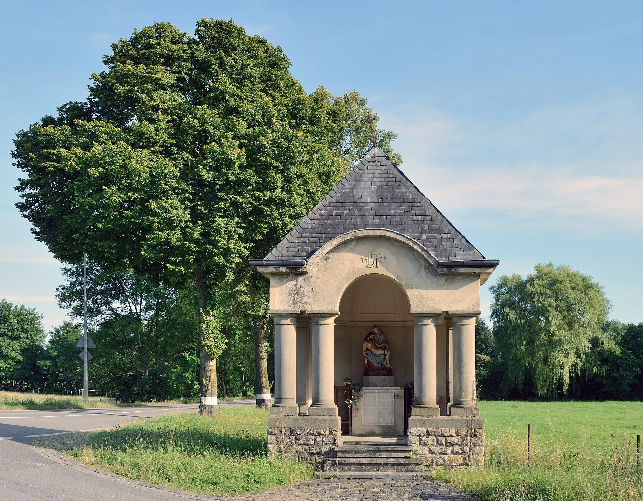 Photo showing: Luxembourg, Beidweiler: crossroad chapel of 1925.