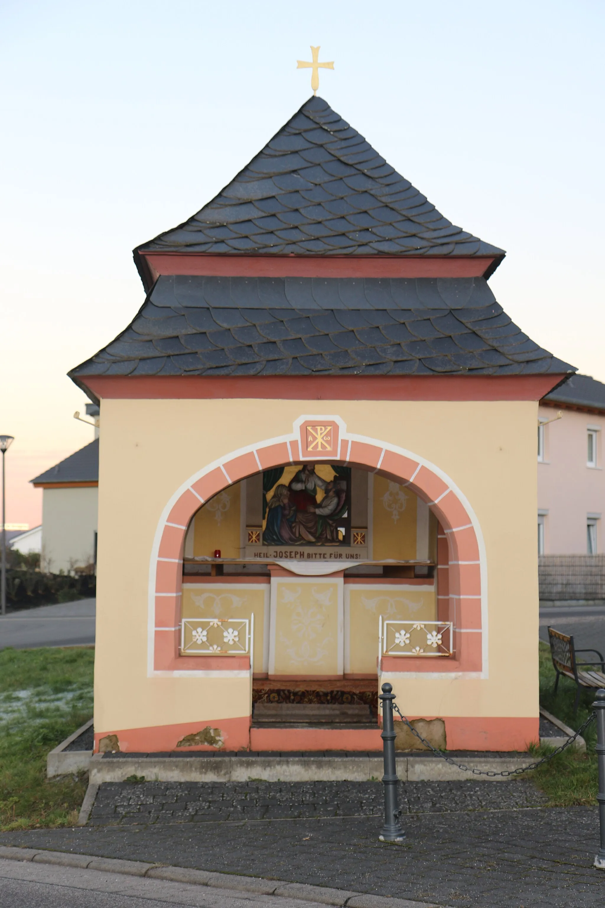 Photo showing: Wegekapelle, Putzbau mit Zeltdach, um 1910  - Heiliger Joseph bitte für uns!