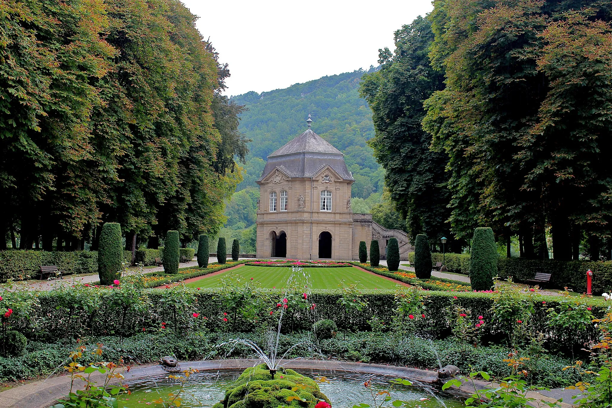 Photo showing: Rokoko pavillon in the garden of the former abbey of Echternach, Luxembourg. Built in 1765 after plans by Paul Mungenast.