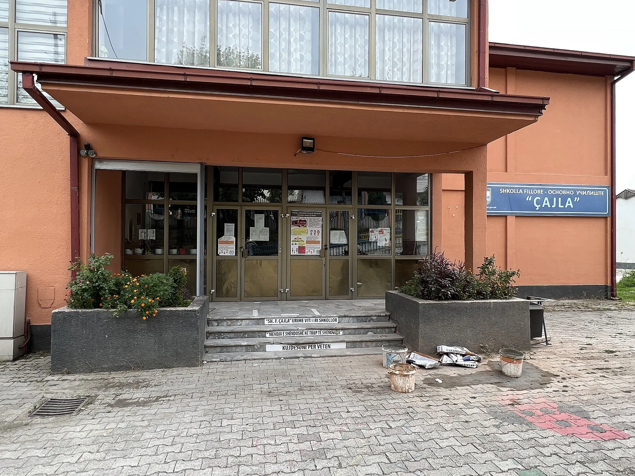 Photo showing: The entrance of Čajle Primary School in the eponymous village