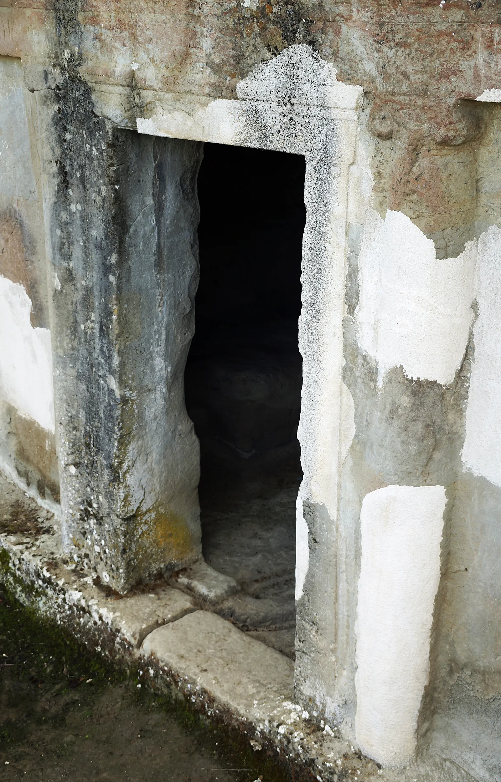 Photo showing: Selca e Poshtmë, Albania: entrance to tomb 1