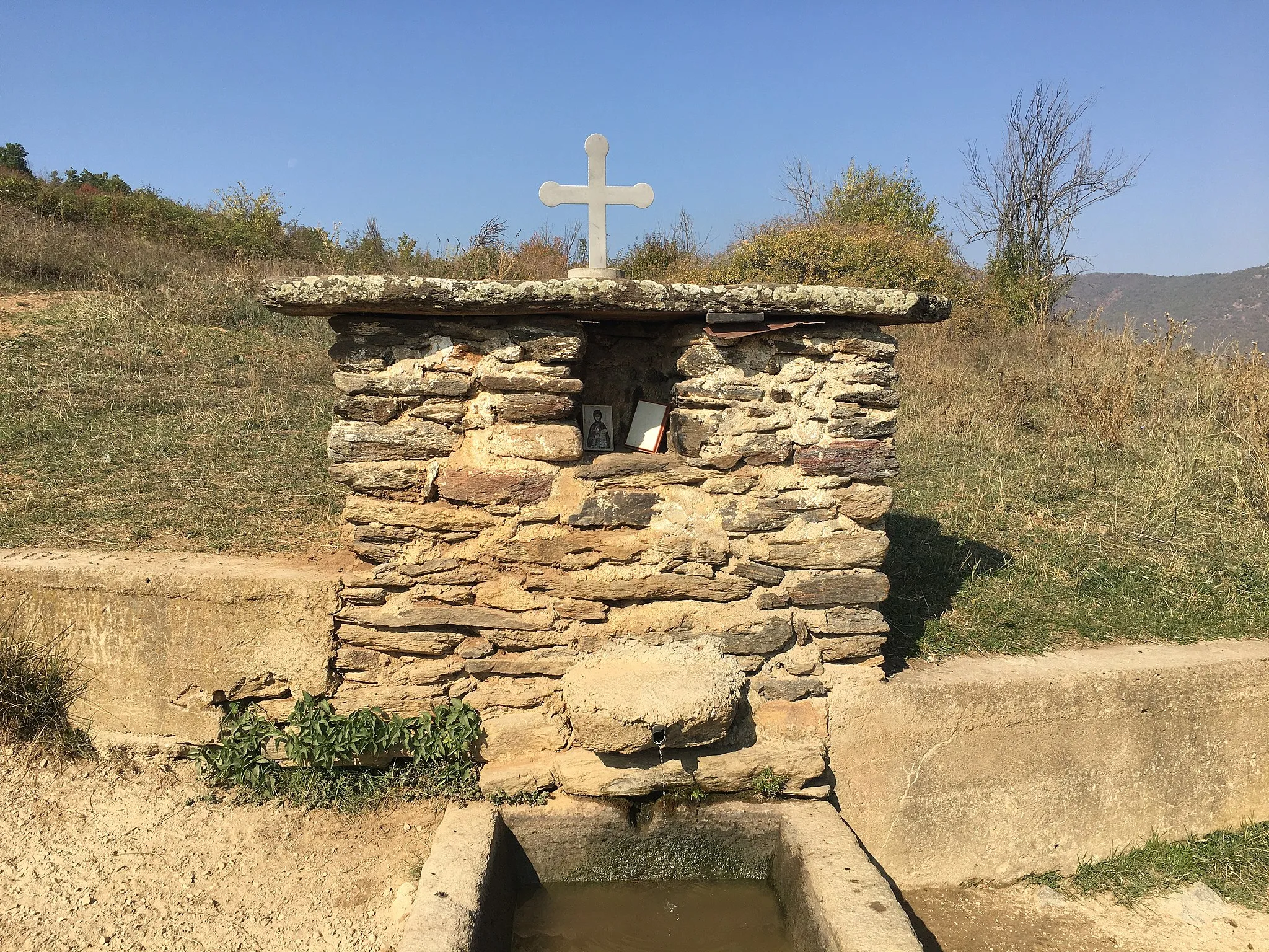 Photo showing: A pump near the road connecting the villages of Žabjani and Rilevo