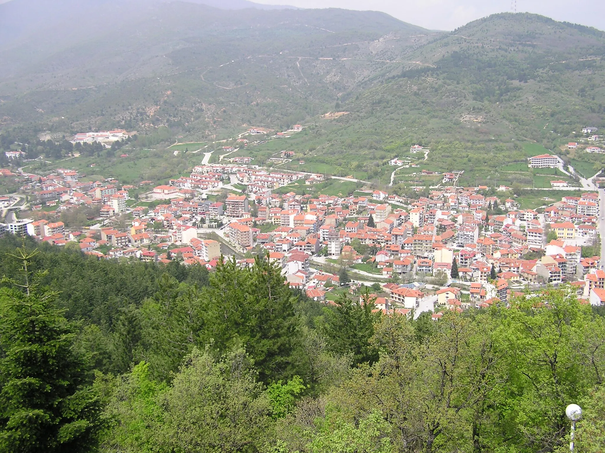 Photo showing: Η πόλη της Φλώρινας όπως φαίνεται από το λόφο του Αγίου Παντελεήμονα προς τη δύση