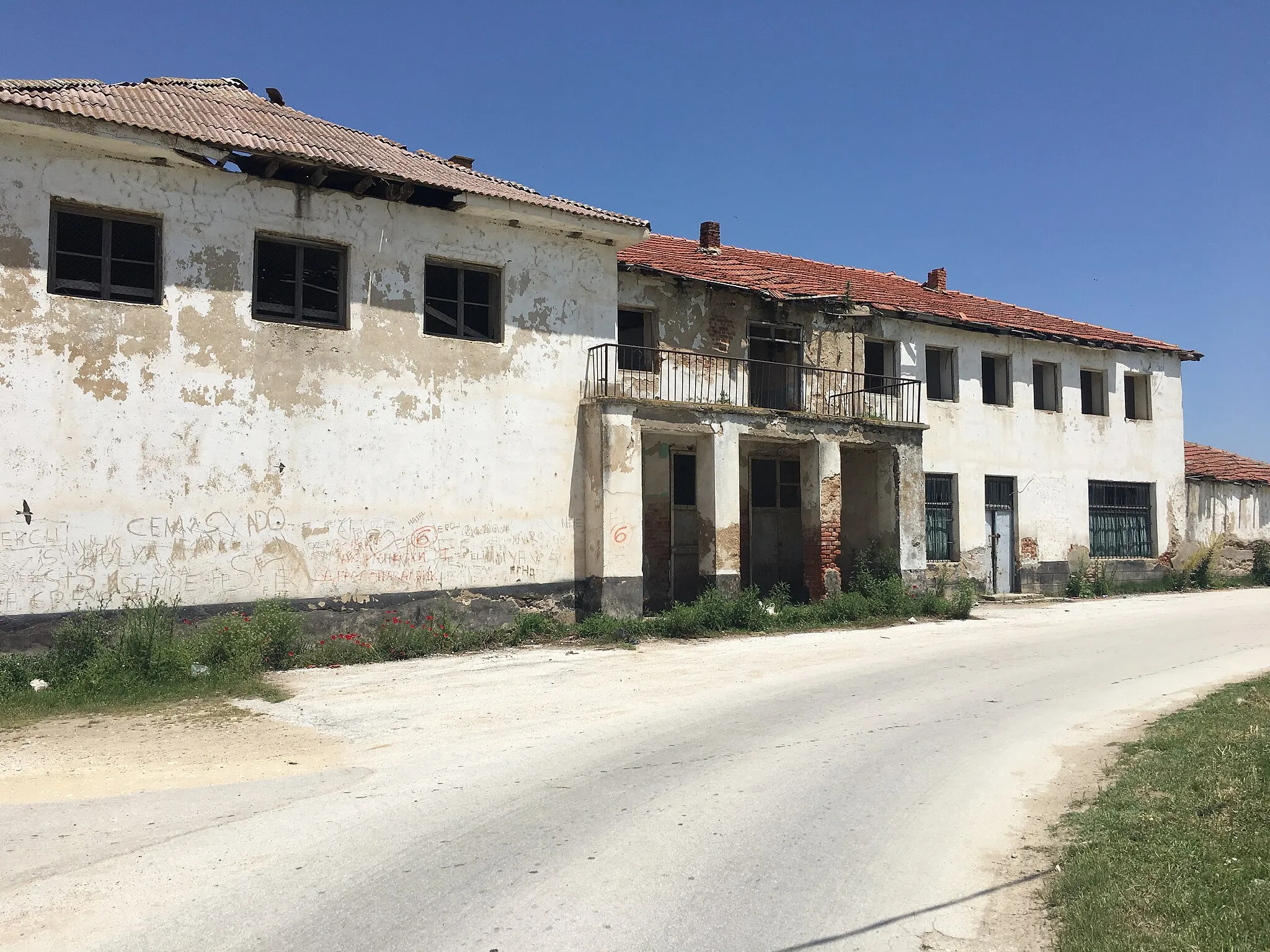 Photo showing: A neglected building in the village of Budakovo